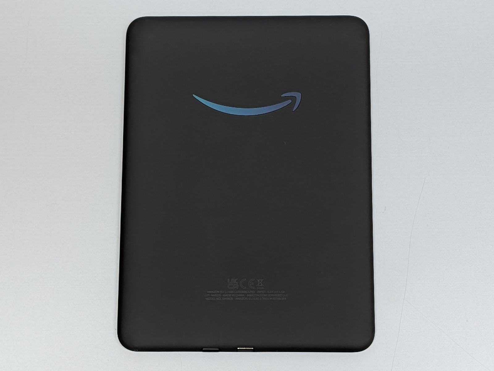 背面。Amazonロゴには反射しやすい塗料が塗られており、一見するとカラーのように見える