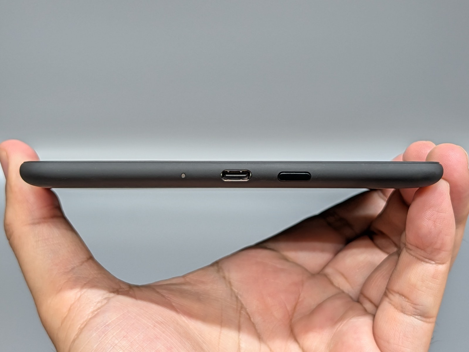 ボタンやポート類は底面に集中している。電子書籍専用端末ということでスピーカーや音量ボタンは非搭載