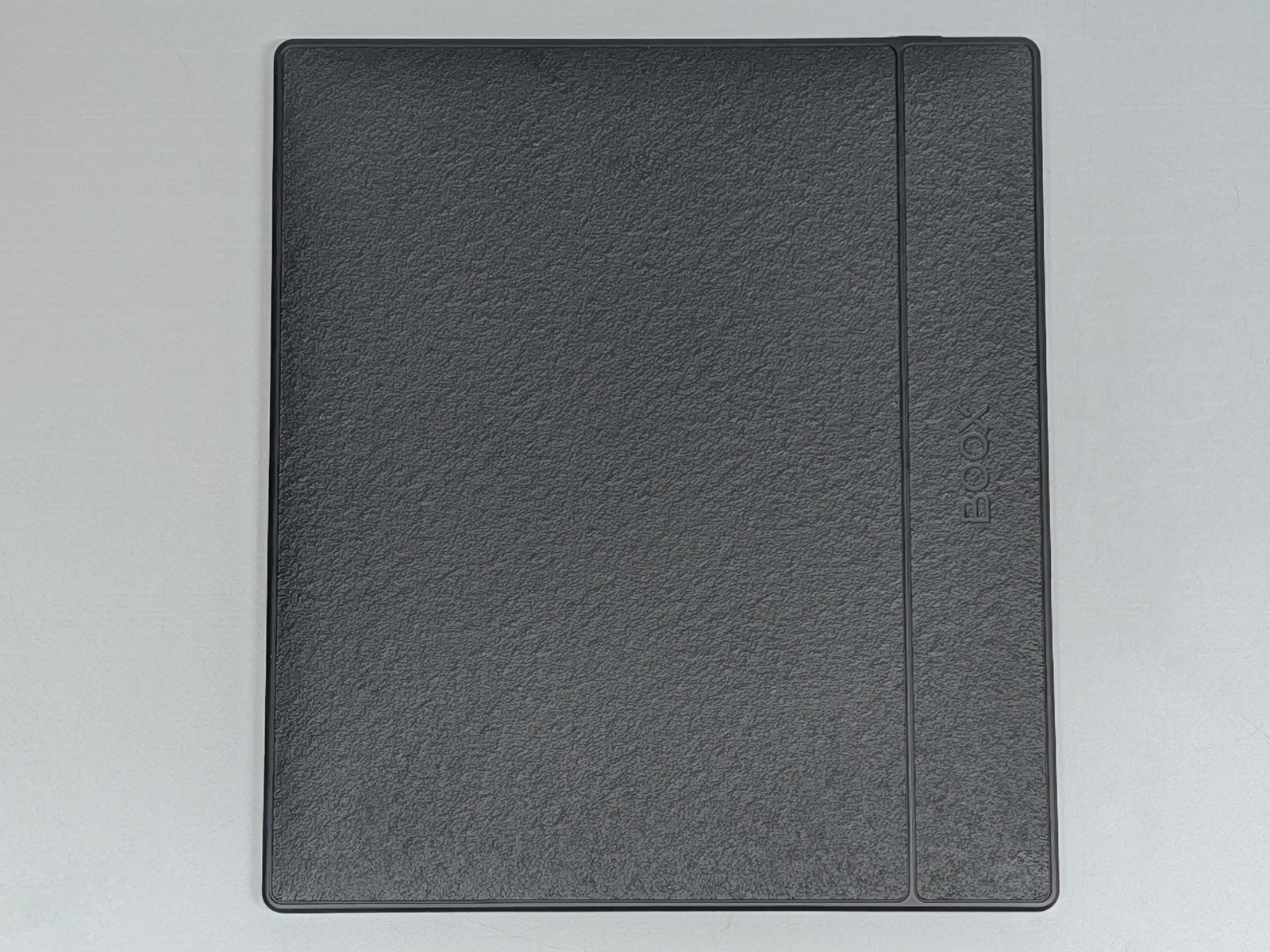 背面は凹凸のある加工が施されており滑りにくく、また手の脂も目立ちにくい