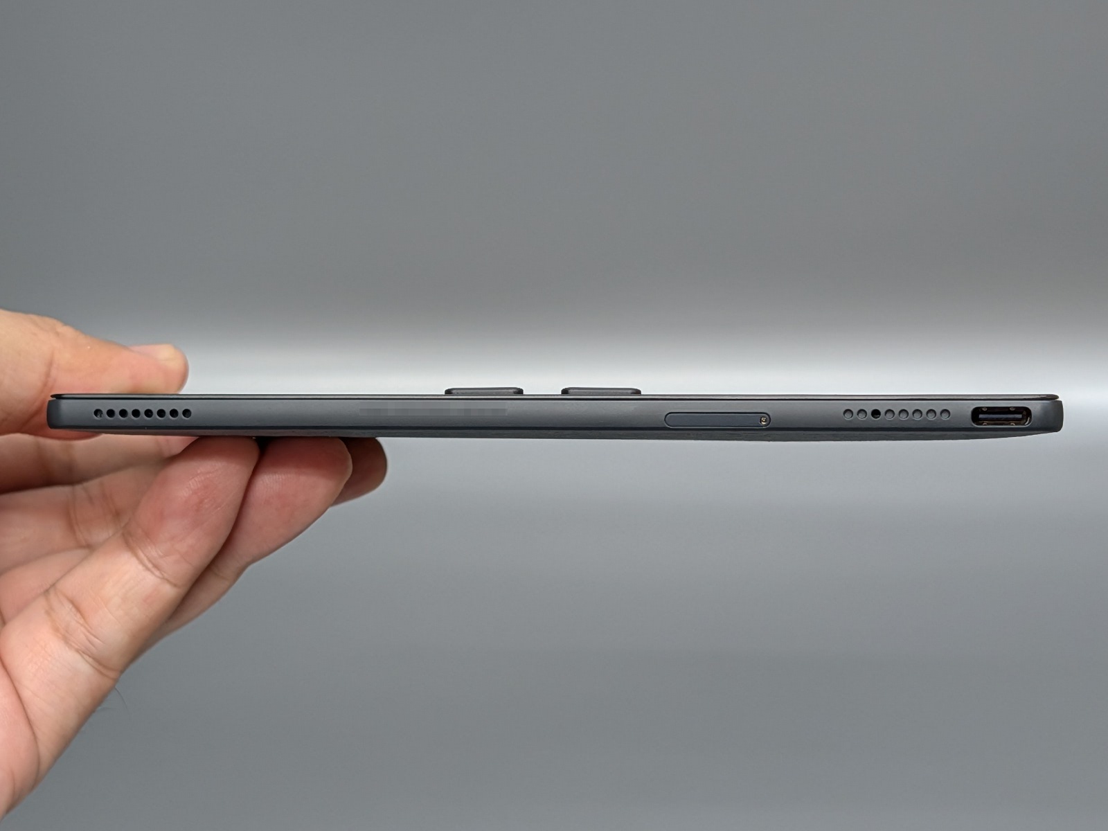 ページめくりボタンのある隣の面にはスピーカーやメモリカードスロット、ポートなどが配置されている。このほか側面には電源ボタンがある