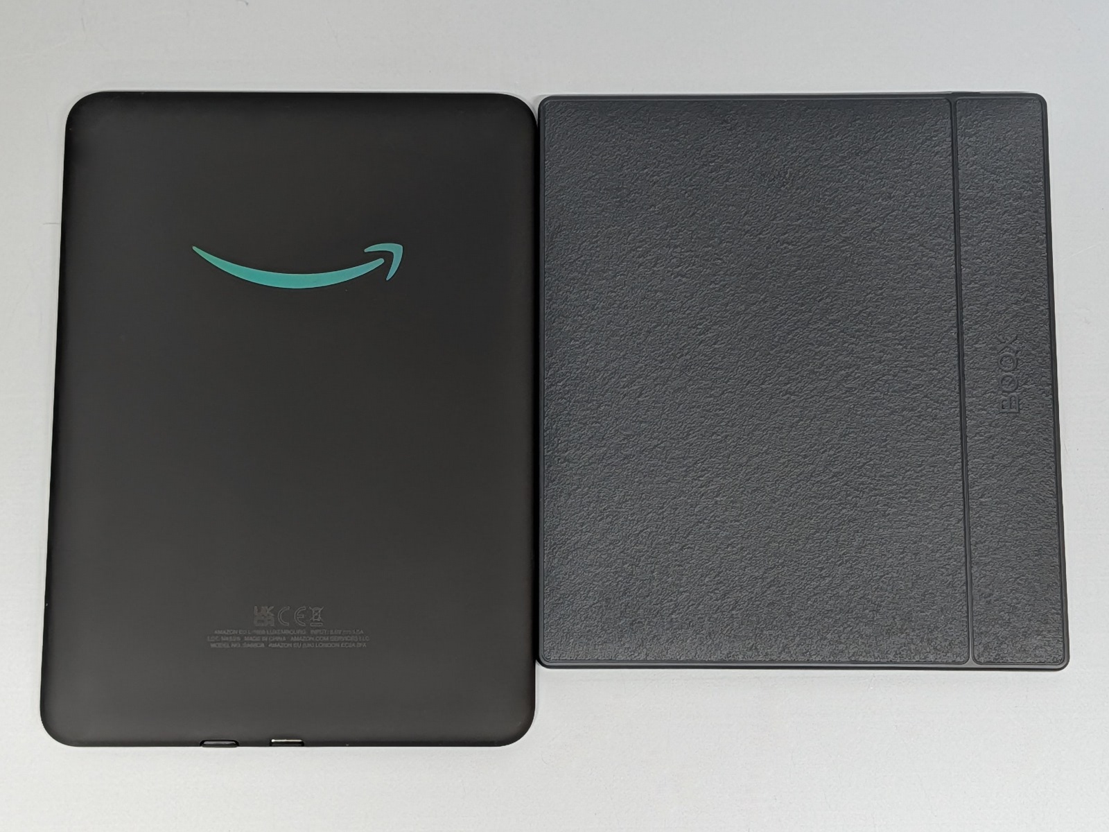 背面の比較。Kindle（左）は縦長、BOOX（右）はページめくりボタンを画面横に備える関係で正方形に近いサイズだ