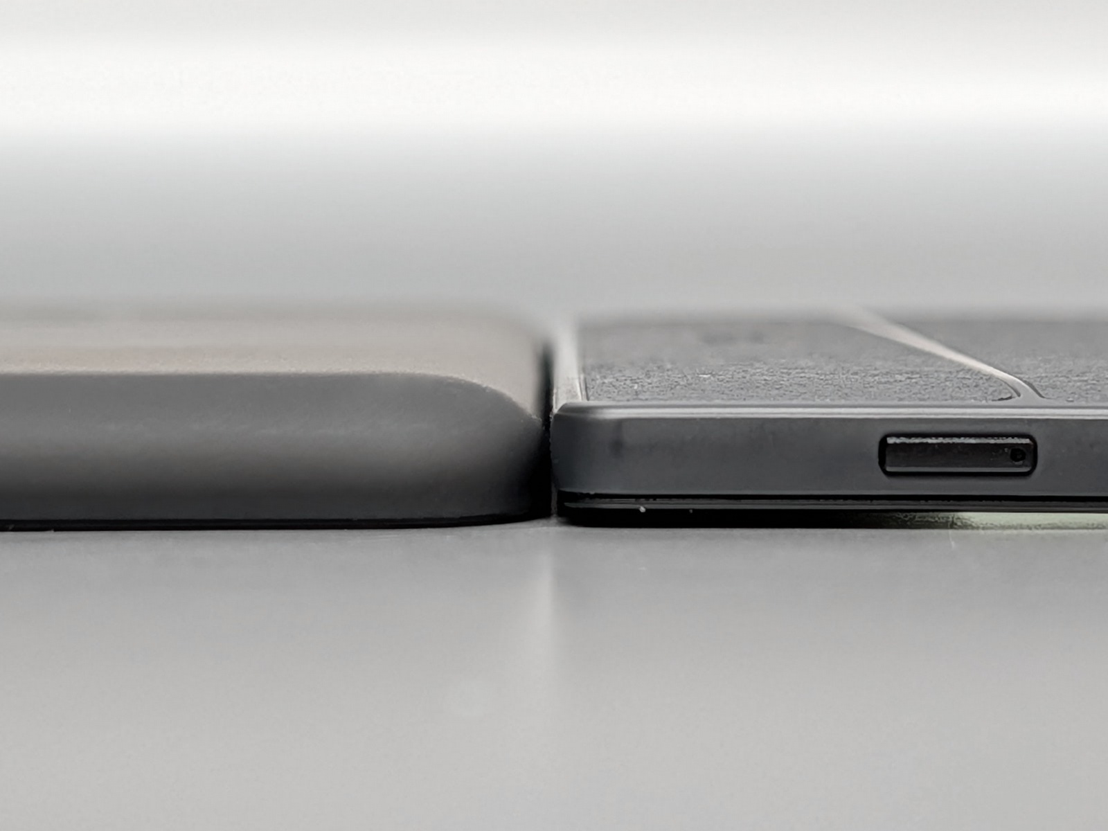 厚みの比較。Kindle（左）は7.8mm、BOOX（右）は6.4mmということでBOOXのほうがスリムだ。部位による厚みの違いもほとんどない