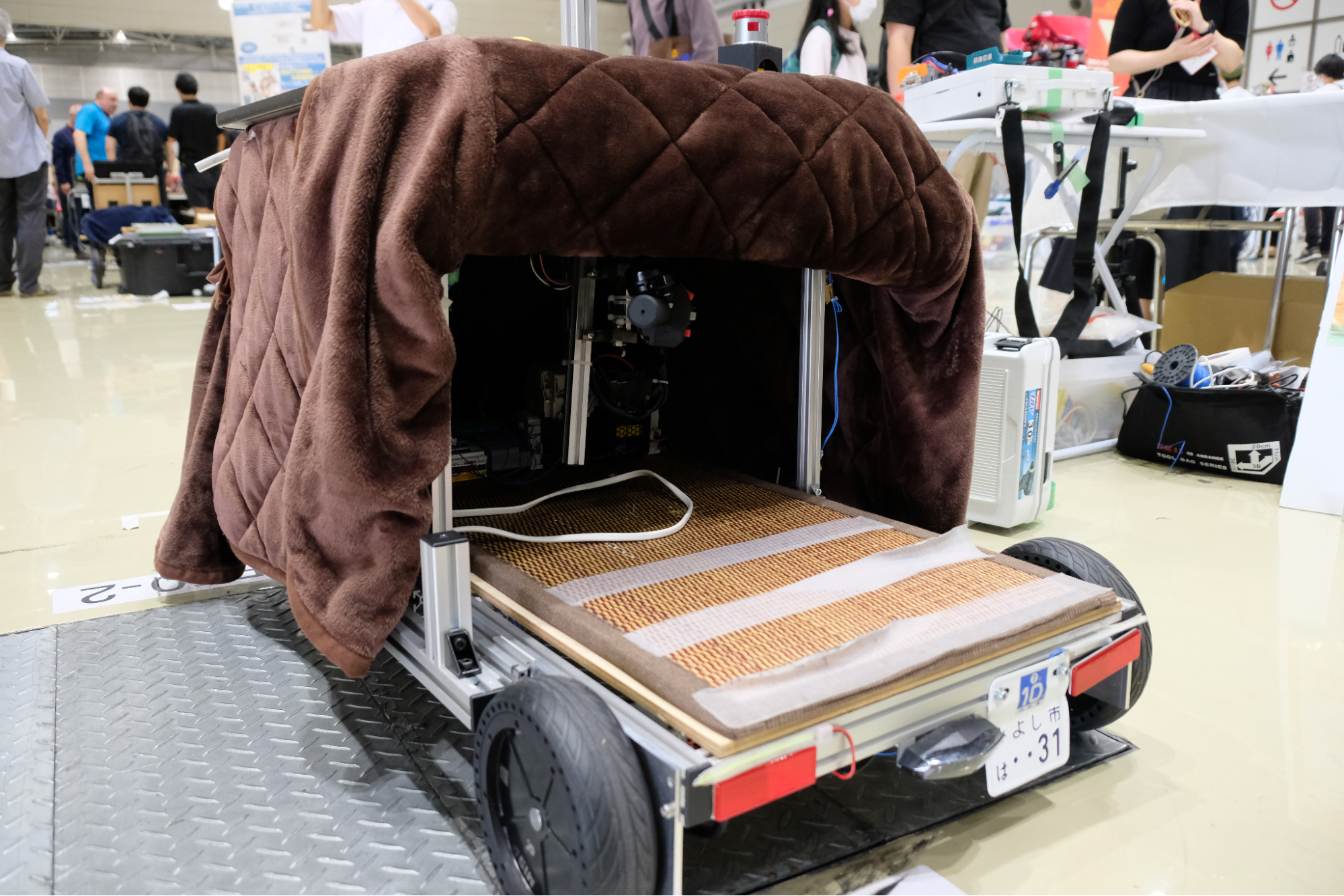 この形状で特定小型原動機付自転車でナンバーを取得しており、公道で走行可能