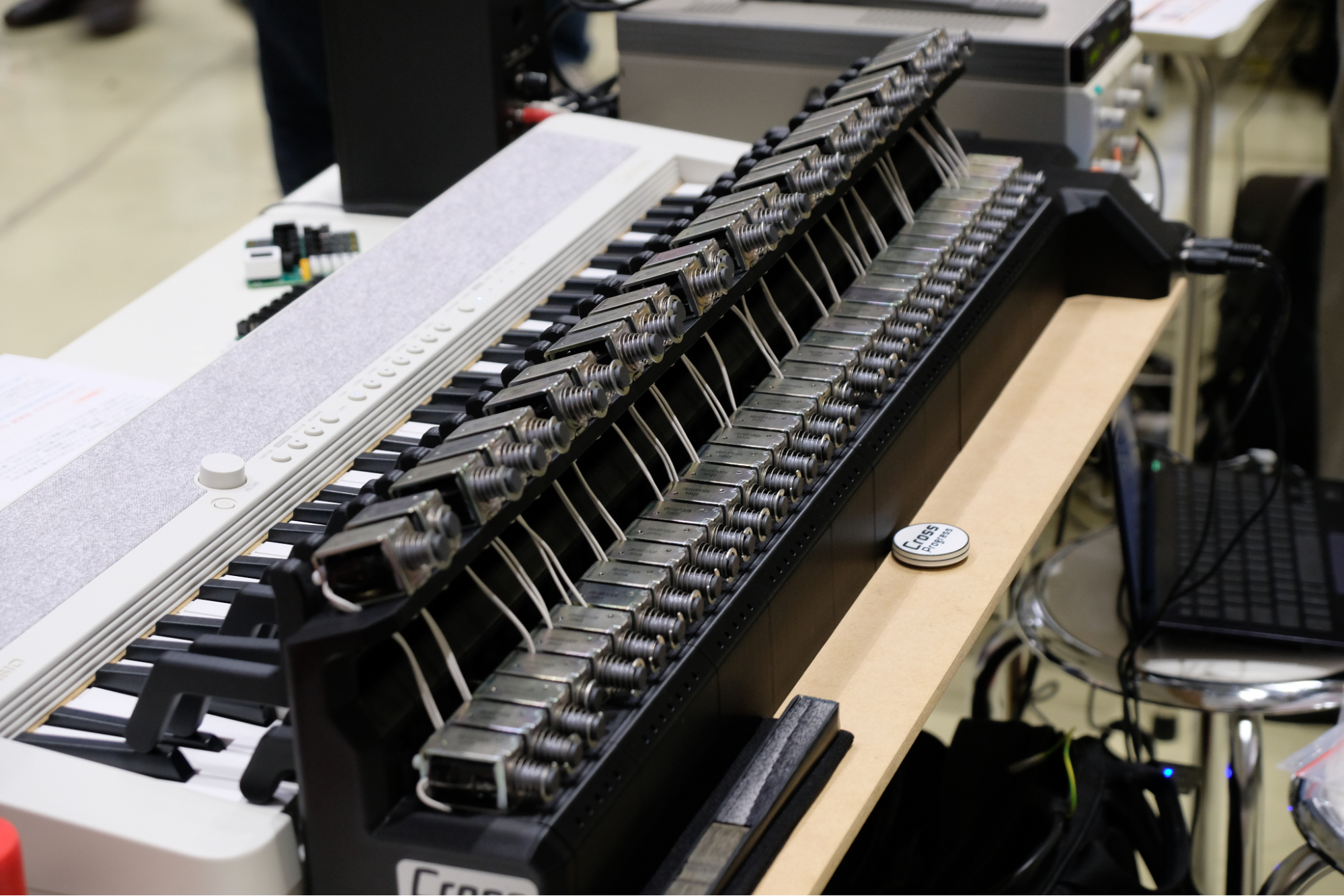 鍵盤上にずらりと打鍵機構が並ぶ様子は圧巻
