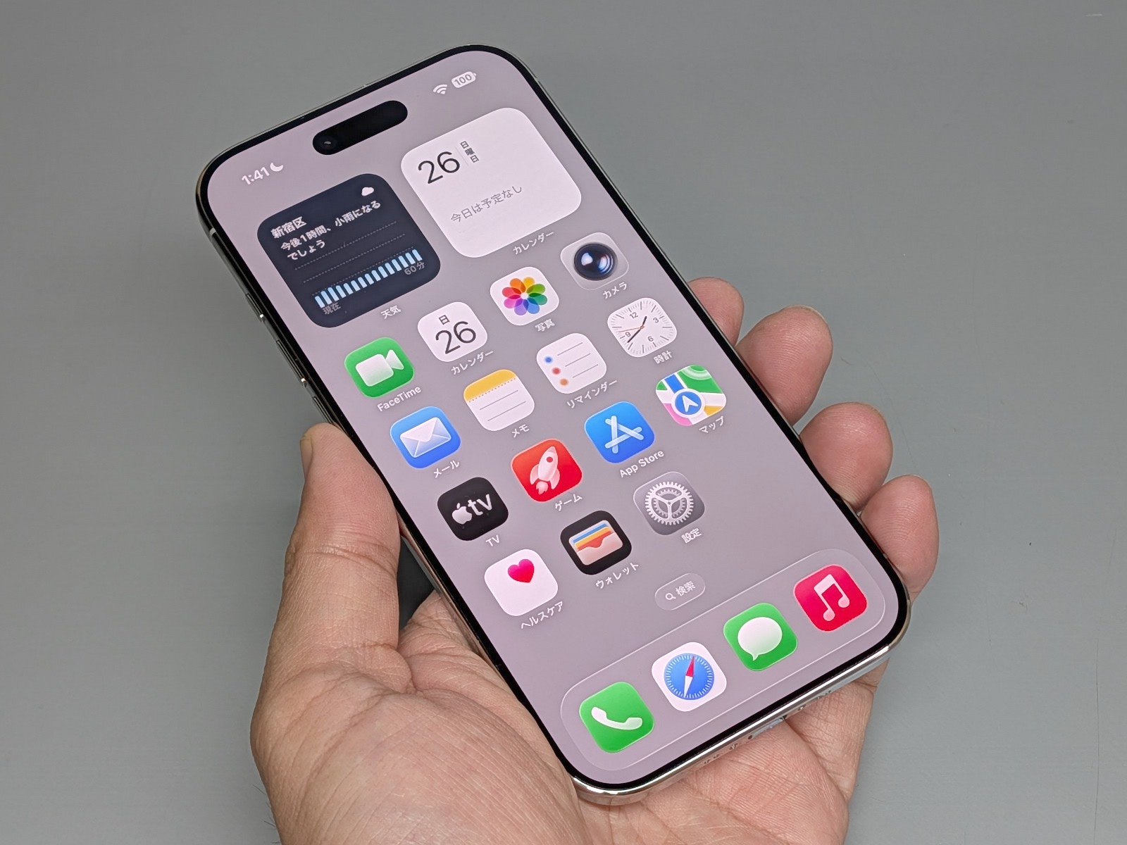 「iPhone Air」。正面から見ると何の変哲もないiPhoneだ