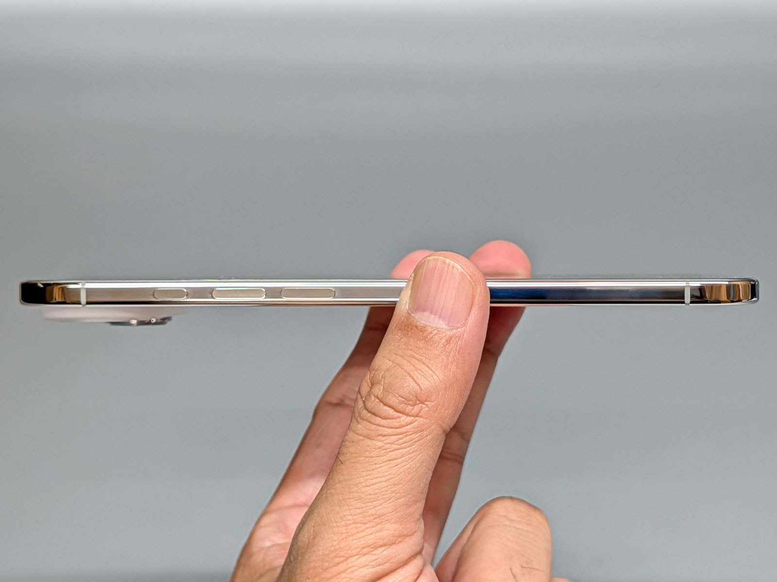 横から見るとその薄さが分かる。最薄部はわずか5.64mm