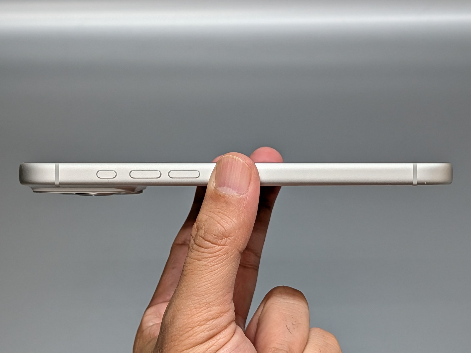 最薄部8.75mmと、現行のiPhoneの中ではもっとも厚みがある