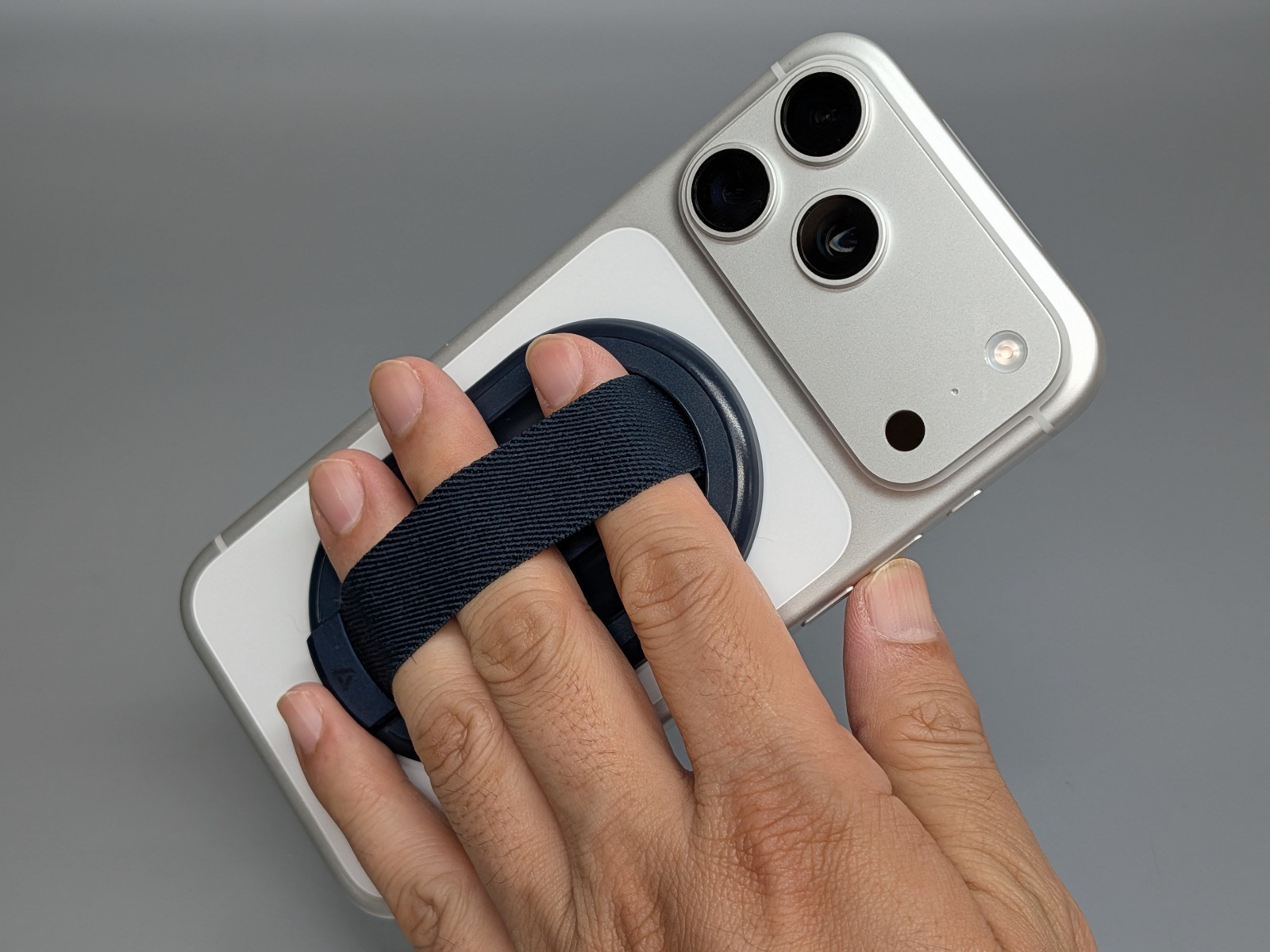 片手保持を補助するバンド類を使っていなければ、重量はかなりの負担になるだろう