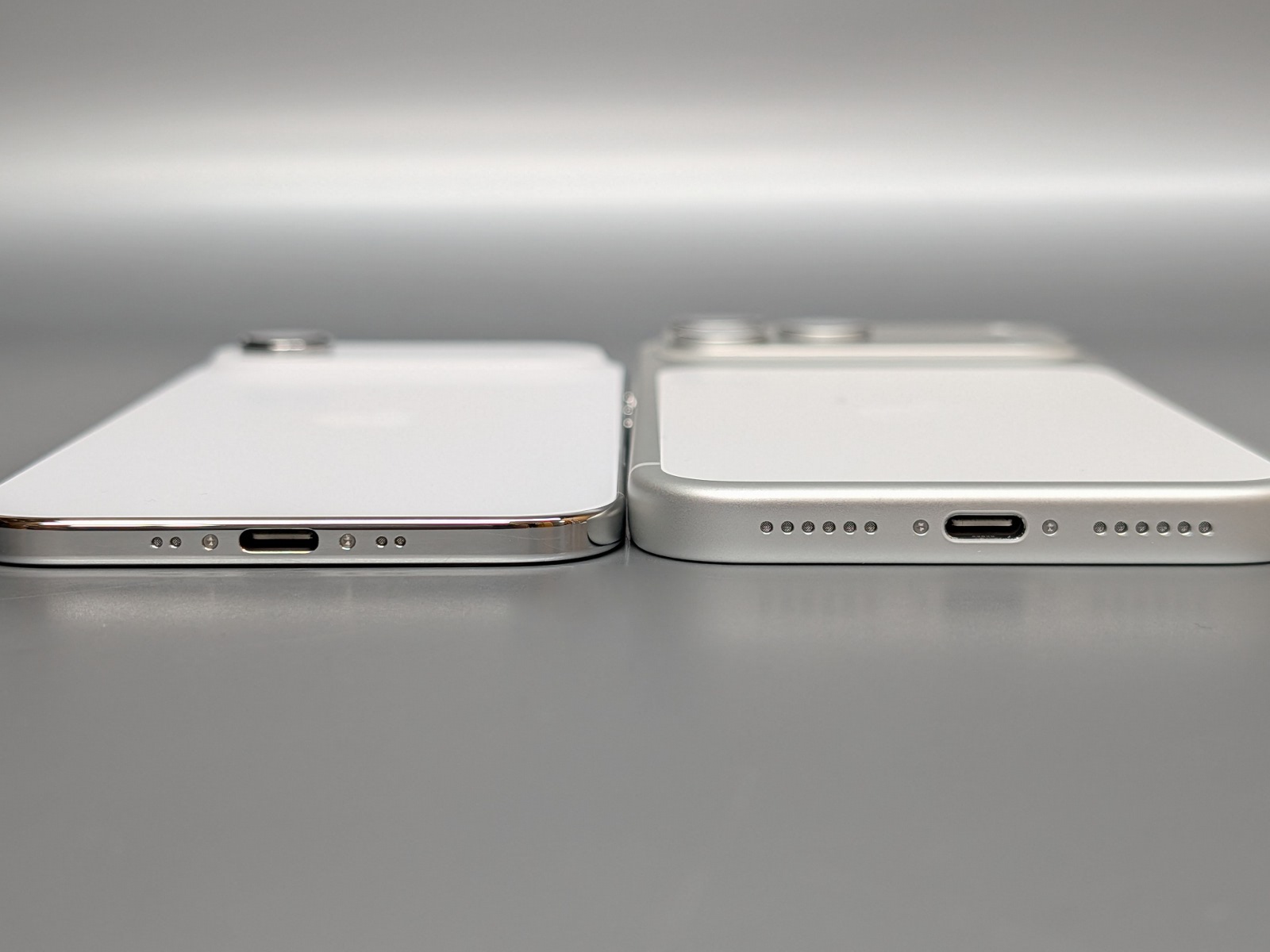 底面の比較。iPhone Airはスピーカーはモノラル、iPhone 17 Pro Maxはステレオだ