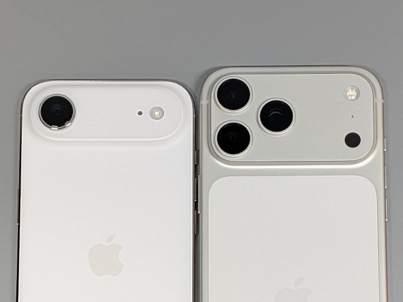 背面カメラ。iPhone Air（左）は1レンズ、iPhone 17 Pro Max（右）は3レンズを搭載する