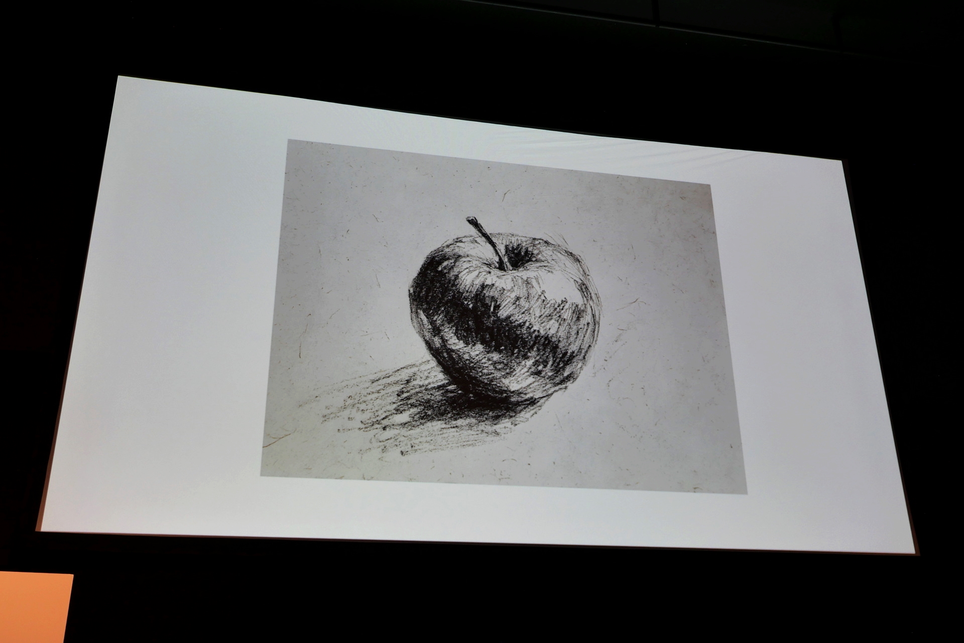 昔から絵画が好きだったが、美術の授業で思うような作品を描けず、そのときの挫折感が心に深く残っているという