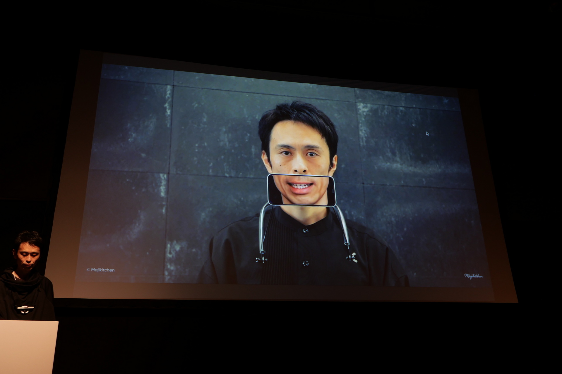 口の可能性を拡張するというコンセプトのもと、話すという行為を革新的に進化させる新しいシステムとして制作