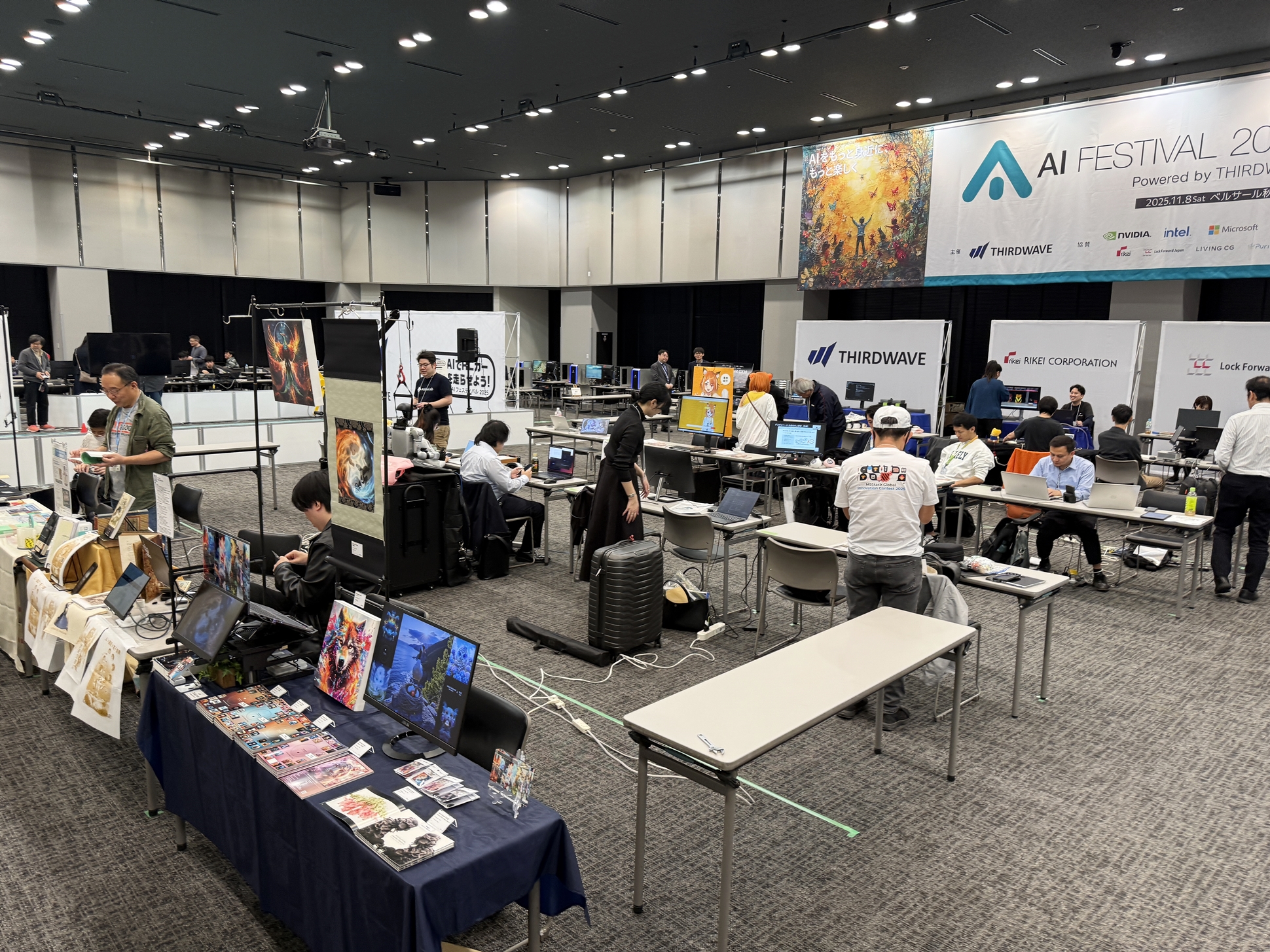 「AIフェスティバル 2025」2F会場で「AIクリエイターズマーケット」が開催された（写真は会場準備中の様子）
