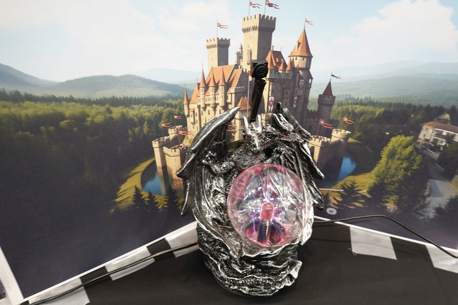 ドラゴンの水晶玉が本格的。Webカメラが仕込まれている