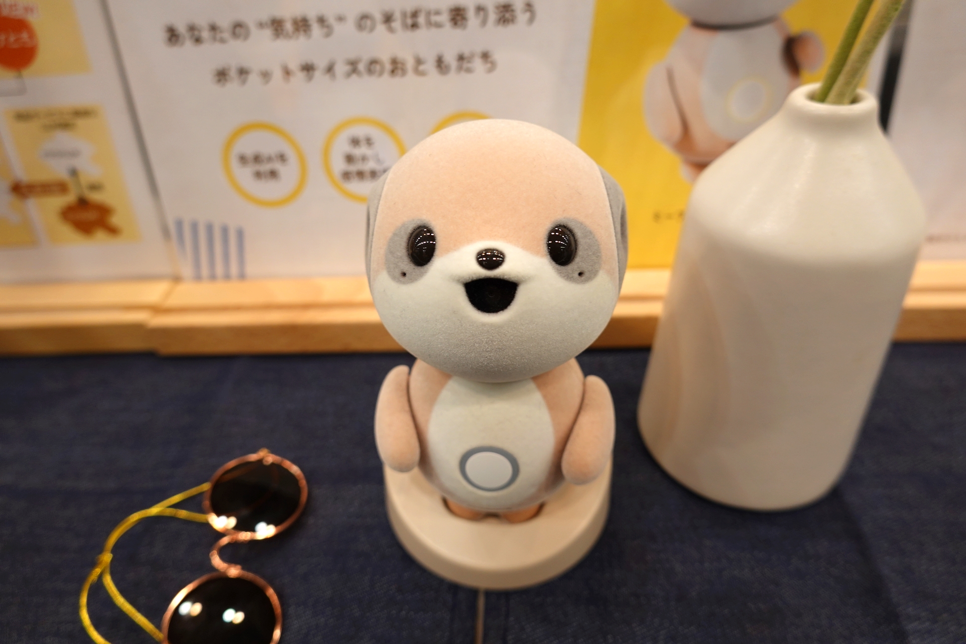 スマホアプリと連携して会話できるAIロボット「ポケとも」。質感もいい