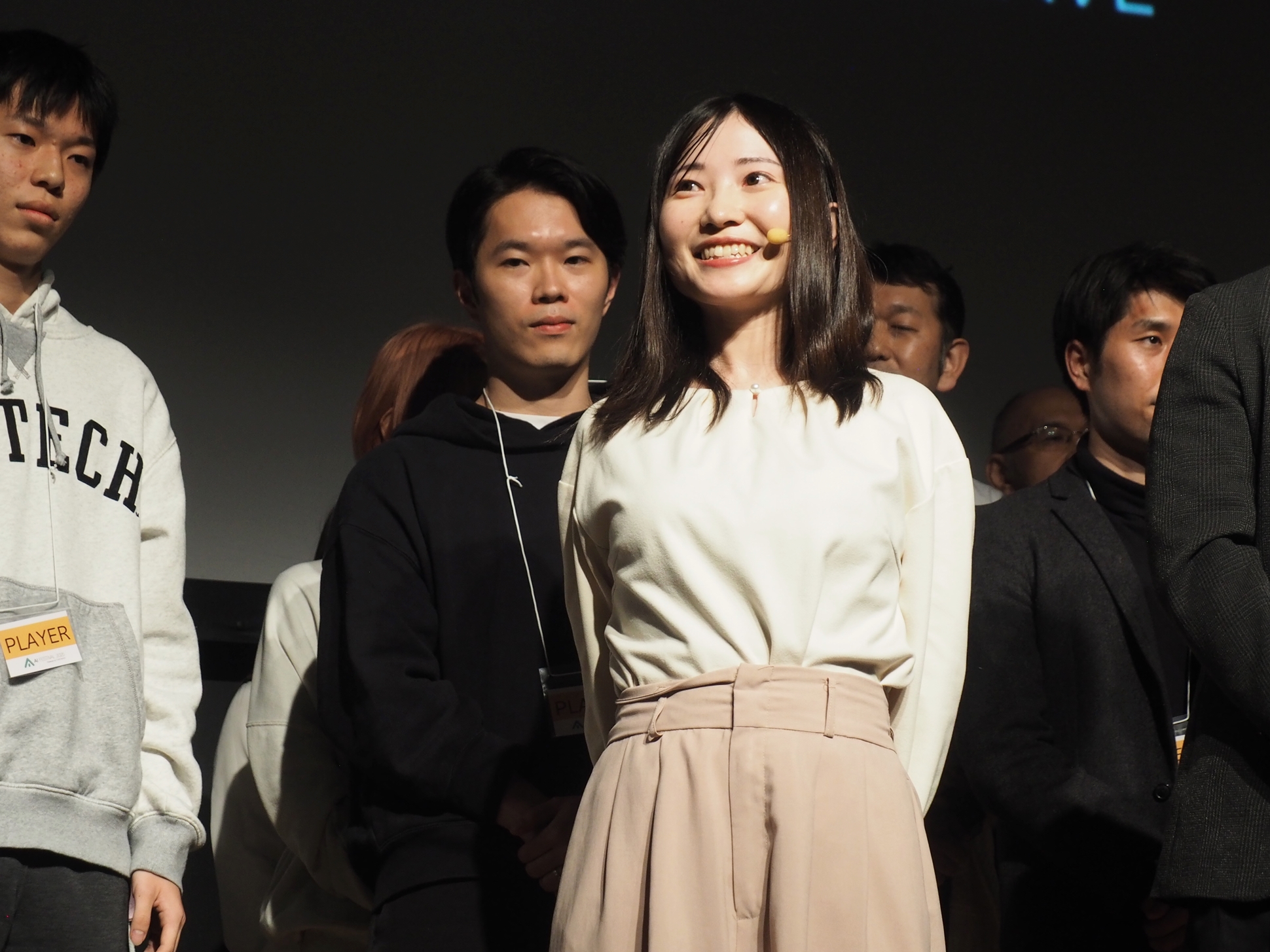 千代田まどかさんが優勝チームを発表した