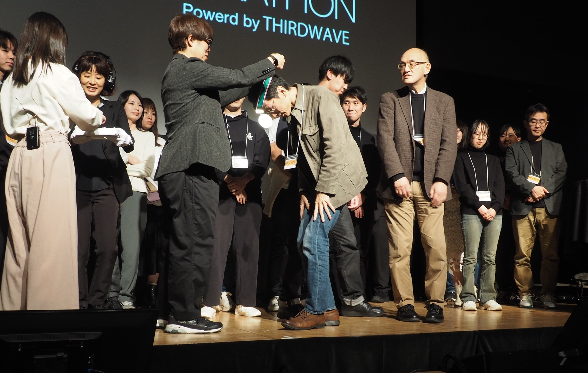 伊藤氏も「たい焼きテクノロジーズ」のメンバーの首にメダルをかけた