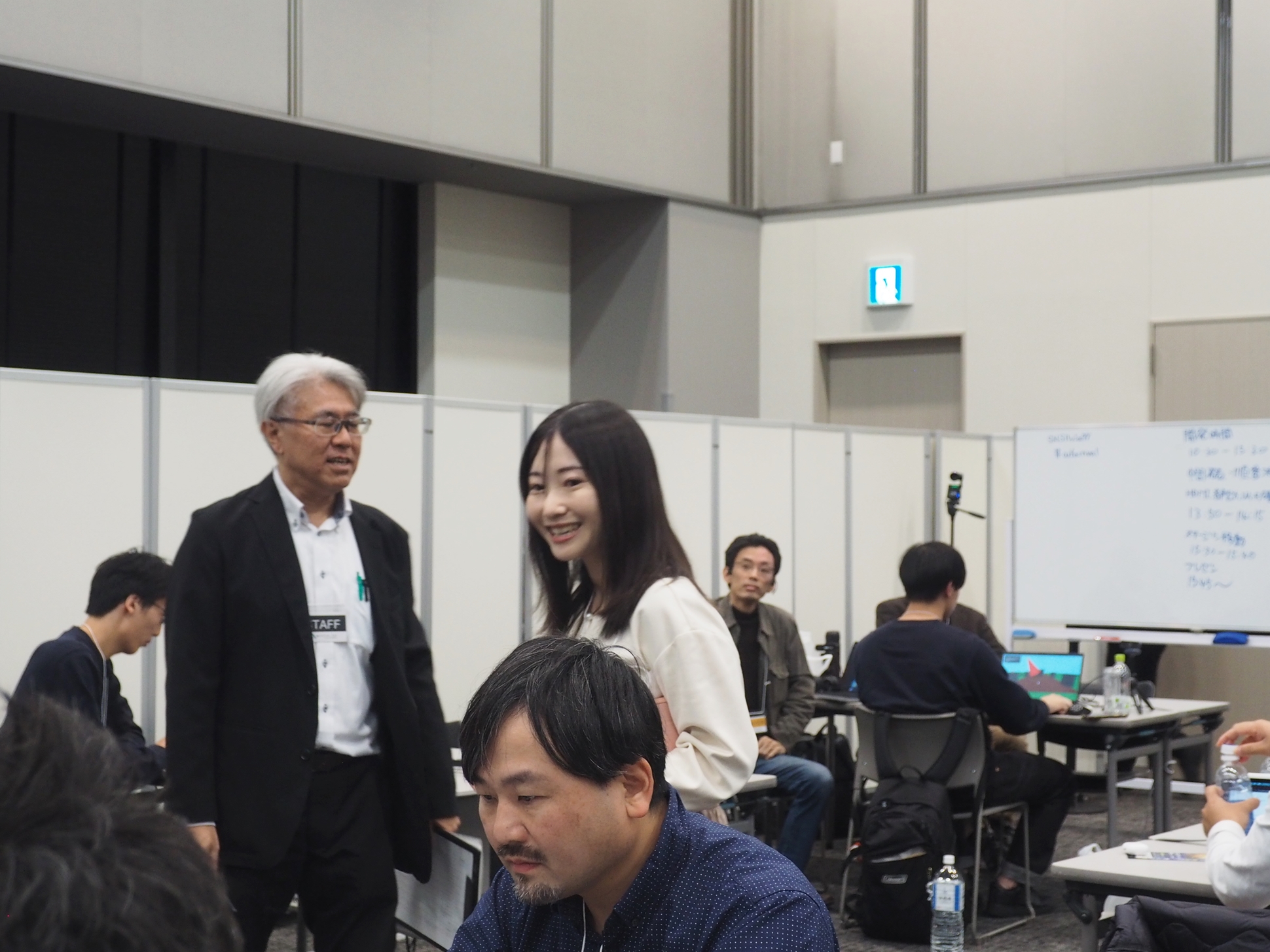 審査員の一人である千代田まどかさんが、中間発表で各チームに進捗状況を聞いていた