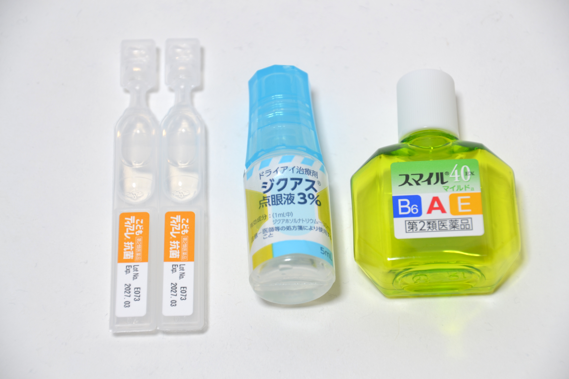普段はビタミン目薬と「ジクアス」を併用。目に異常がある時は使い切りタイプの抗炎症点眼薬を足す。他にもアレルギー用などいくつかある