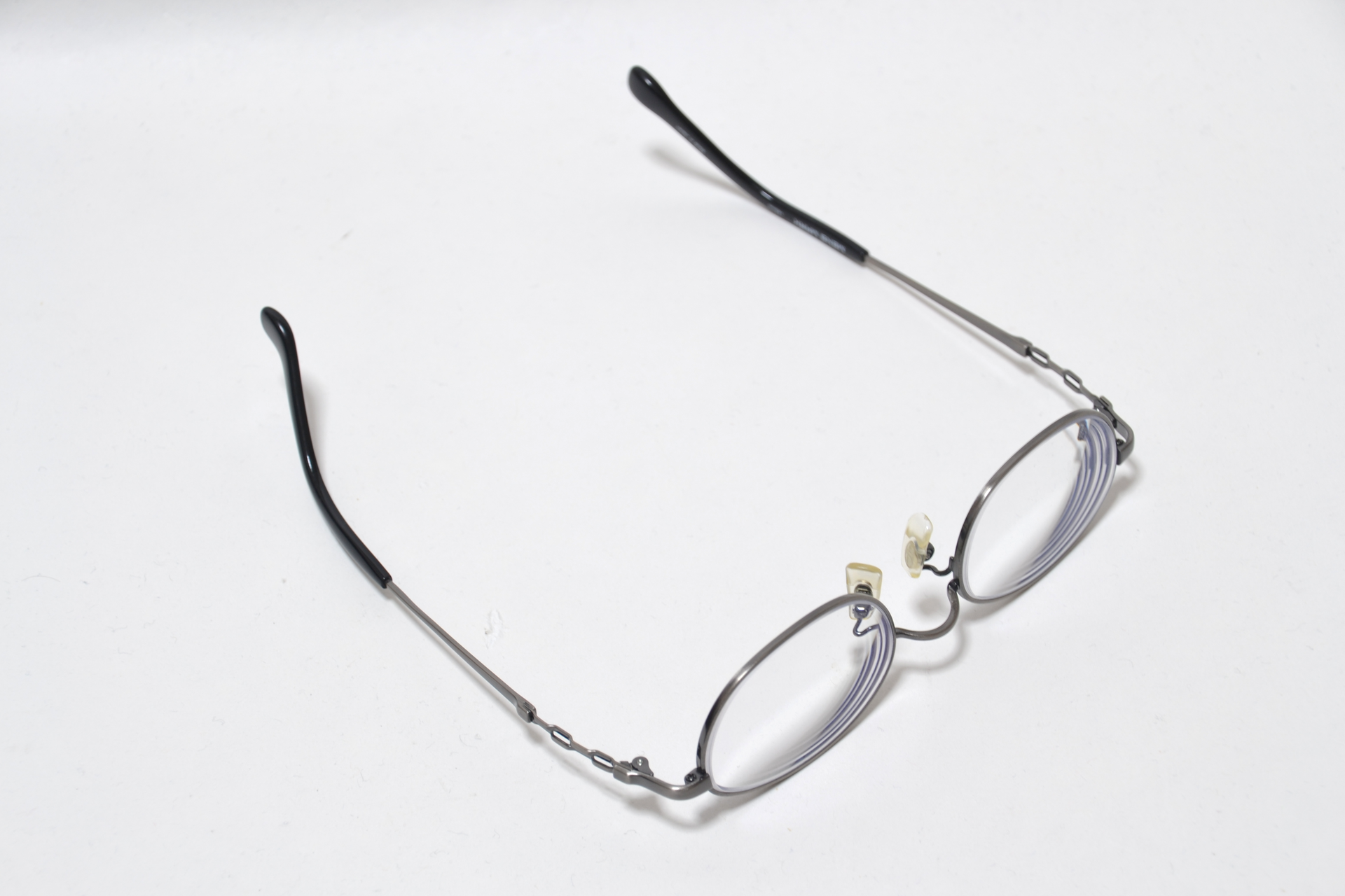 筆者が原稿書きで使っている屋内用の眼鏡。レンズのサイズが小さいフレームと、最も薄いレンズを選ぶことで、厚さと重さを軽減している。ただ遠近両用には向かない形かもしれない