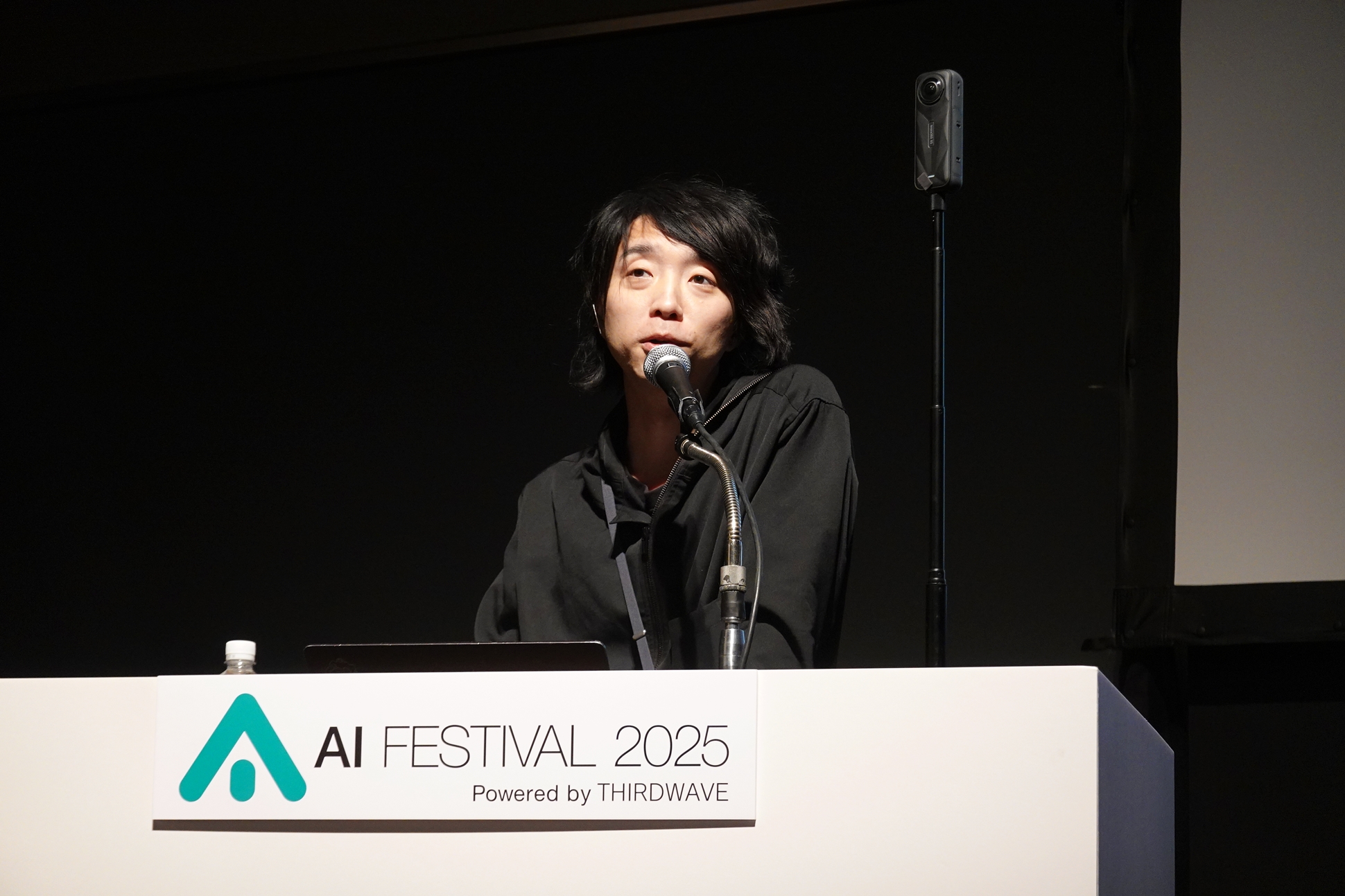 「AIフェスティバル 2025」特別講演に登壇したメディアアーティストの落合陽一氏
