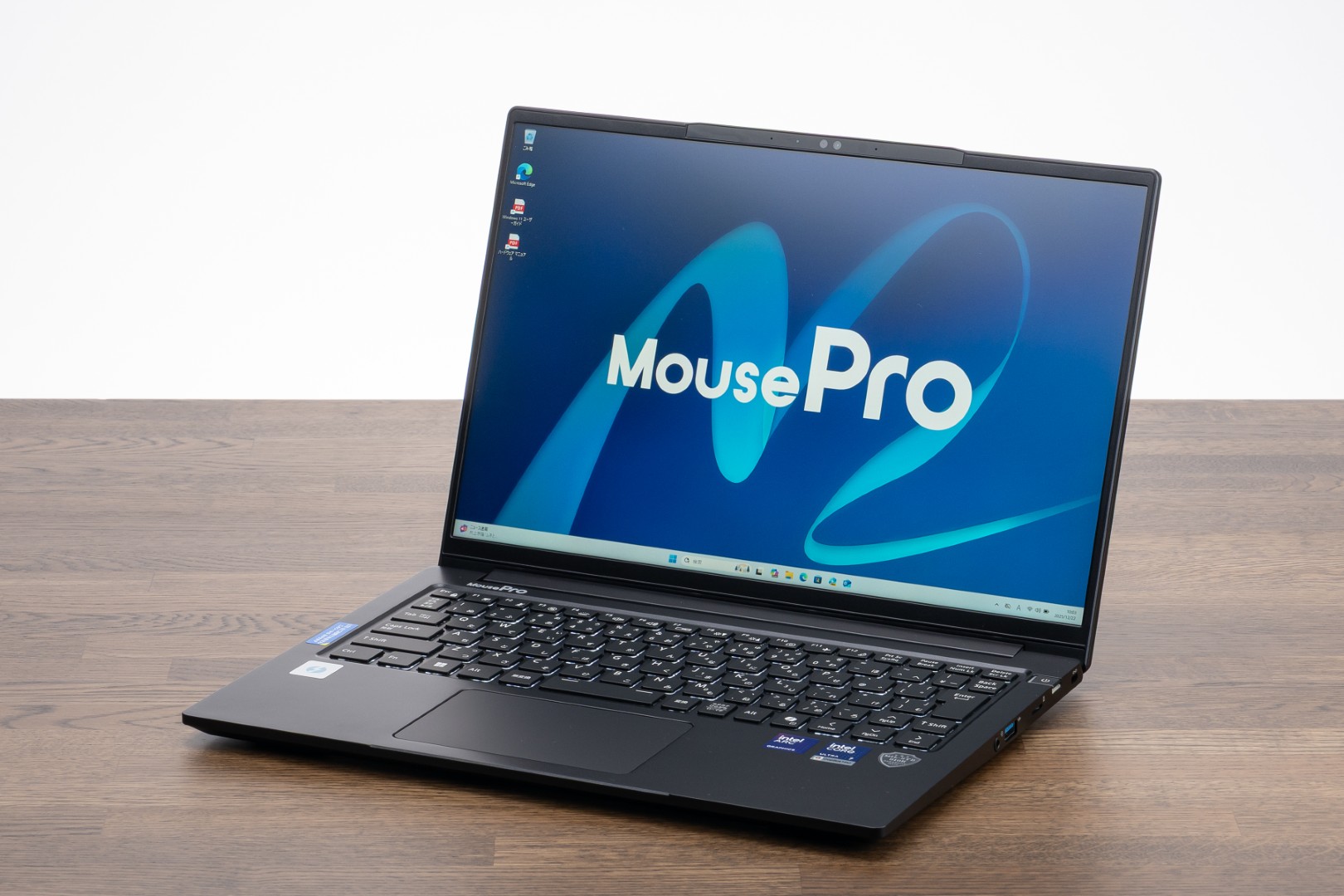Intel製CPU搭載の「<a href="https://www.mouse-jp.co.jp/store/g/gmpro-g4i7u01bkebaw101dec/?utm_source=mdmr&utm_medium=content-text&utm_campaign=2512_mdnmr_copilot&utm_content=pr" class="strong nb" target="_blank">MousePro G4-I7U01BK-E（Copilot+ PC）</a>」。約946gのビジネス向けモバイルノートPCだが、高性能CPUを始めハイスペックなPCとしても魅力的