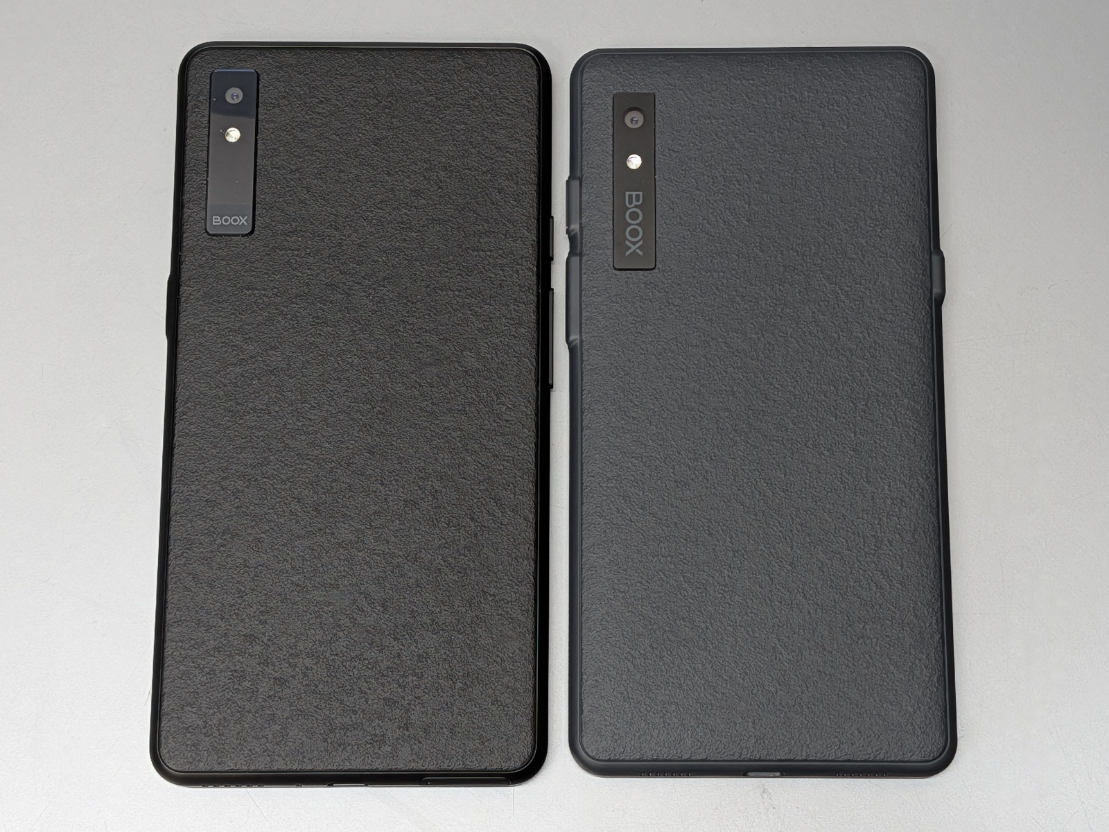 背面は、両製品とも独特の凹凸はあるがザラザラ感はカラーモデルのほうが上。またカメラ部のデザインも相違がある