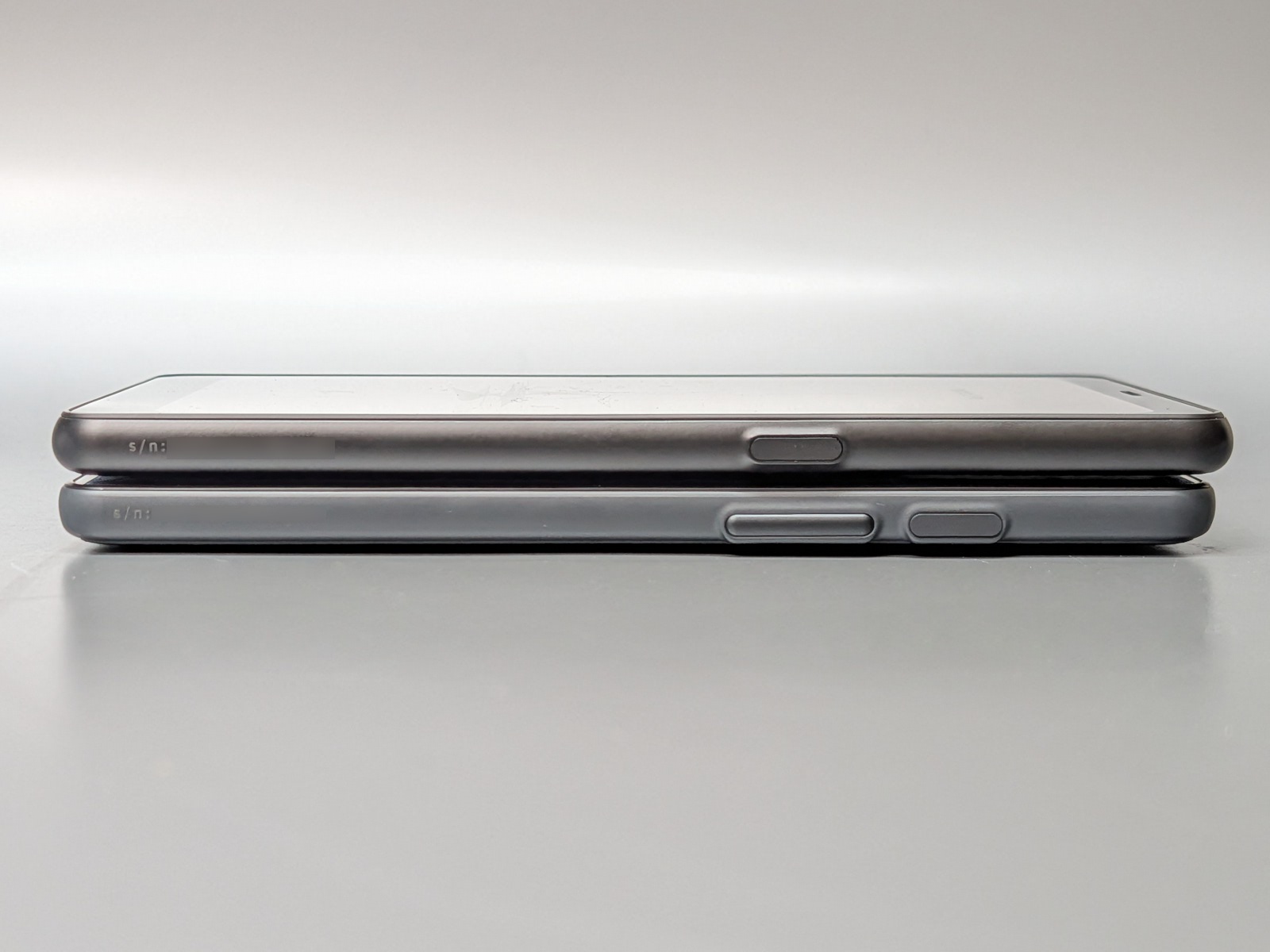 右側面の比較。モノクロモデルはこの面に音量ボタンがある。このように配置はまったくといっていいほど異なる