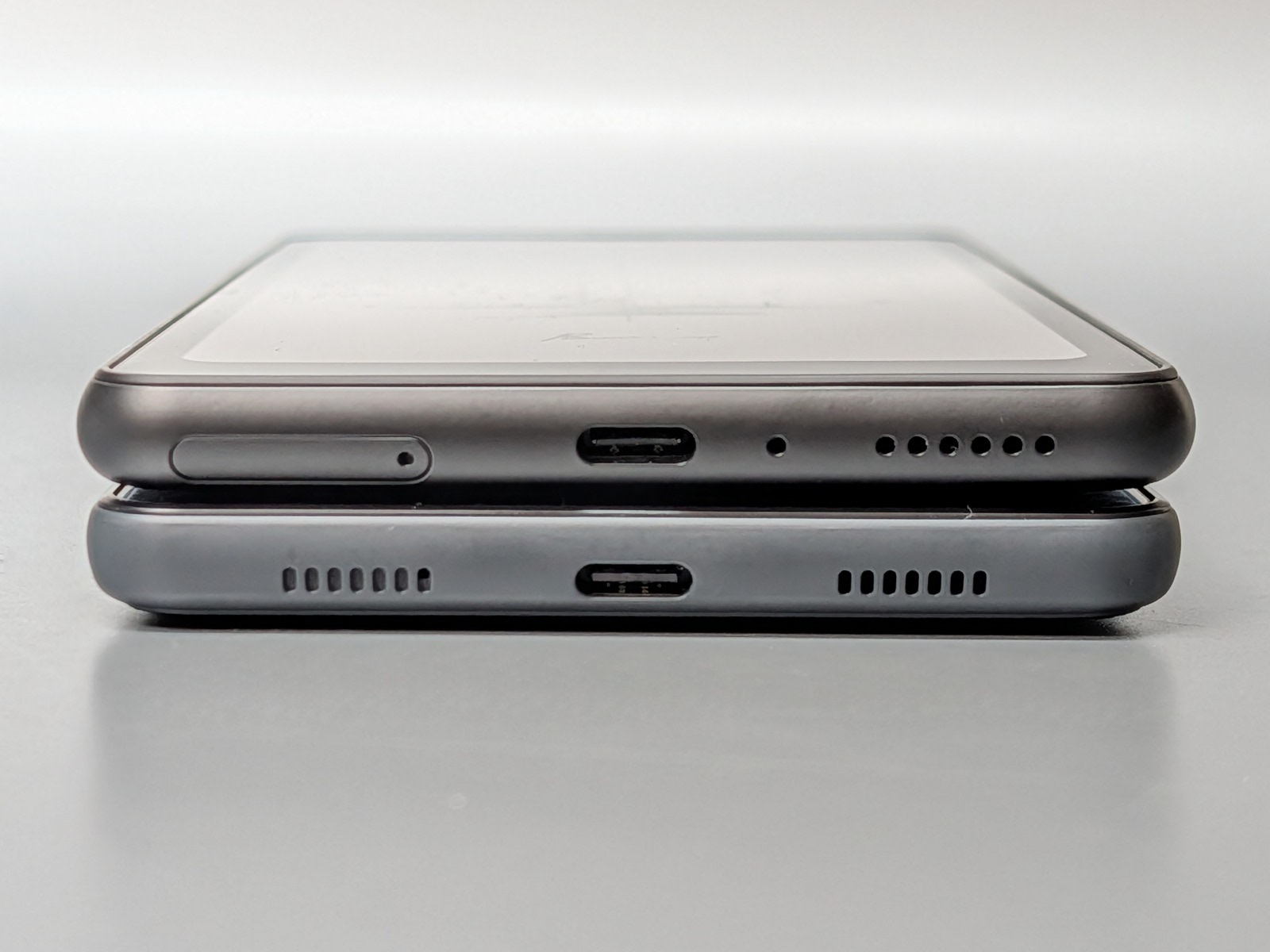 底面の比較。カラーモデルはカードスロットがこの面にある。ちなみにカラーモデルはモバイル通信に対応しており、このカードトレイはSIMカードとメモリカードを表裏にはめ込んで使用できる