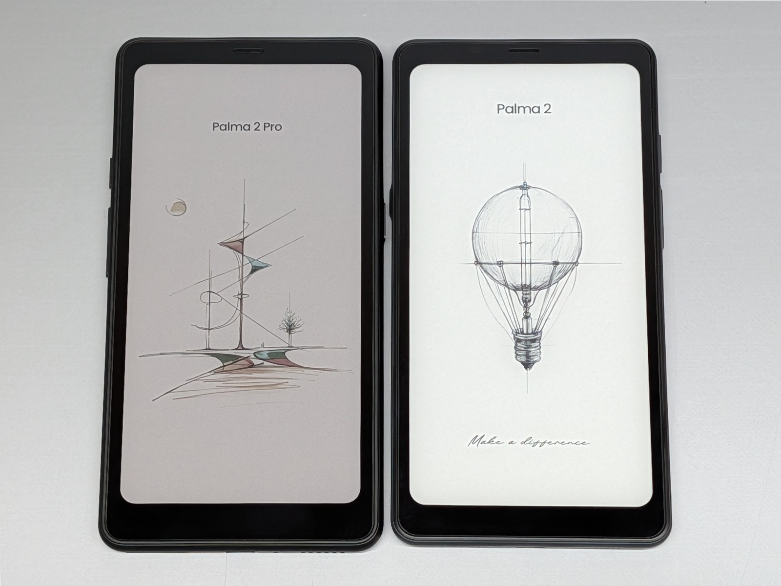 フロントライトをOFFにした状態。カラーモデル（左）はほぼグレーと言っていい背景色で、フロントライトを有効にした場合でもモノクロモデルと比べて暗く感じがちだ