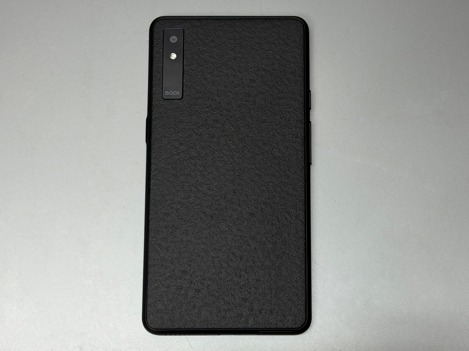 背面。カメラは書類スキャンのためのもので一般的な写真の撮影には向かない