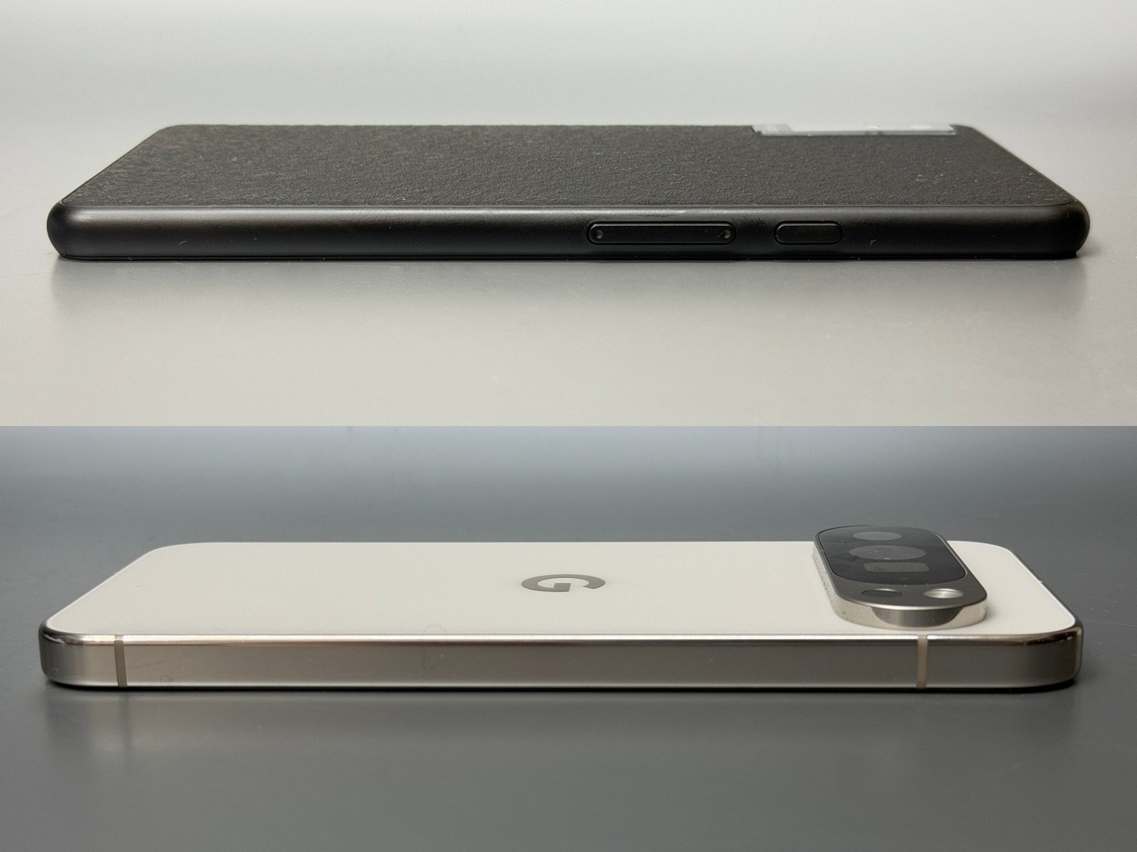 BOOX（上）は左側面に音量調整ボタンを備えるほか、カスタムボタンも搭載。Pixel（下）はこの面には何もない