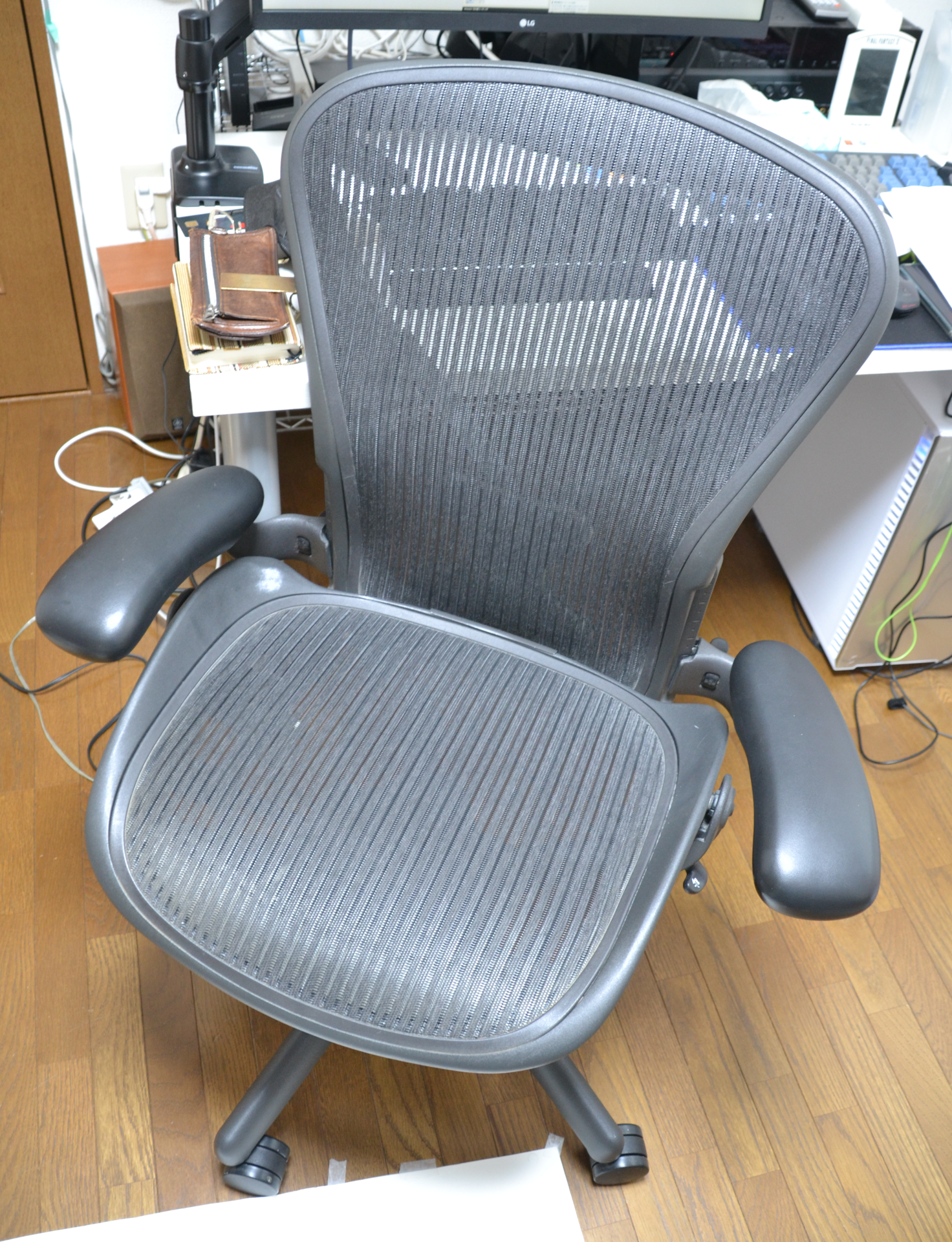 筆者愛用のオフィスチェア「アーロンチェア」