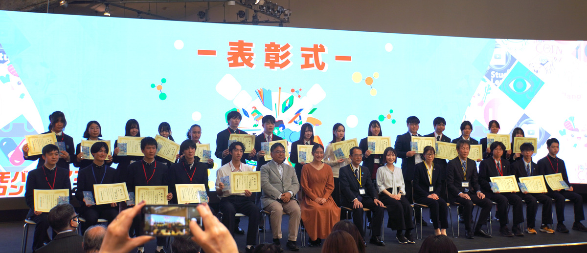 受賞者と審査員による記念撮影