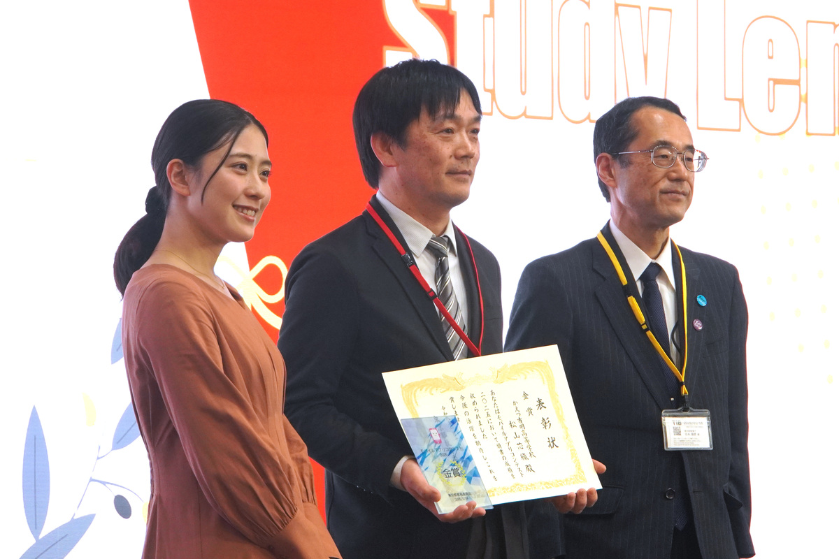 かえつ有明高等学校の松山芯織さんの代理で出席したご家族（中央）と、審査員のタレント・ソフトウェアエンジニアの池澤あやか氏（左）、東京都教育委員会 教育長 坂本雅彦氏（右）