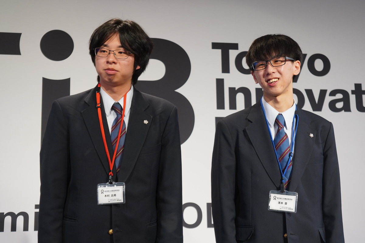 表彰式後の記者会見の2人