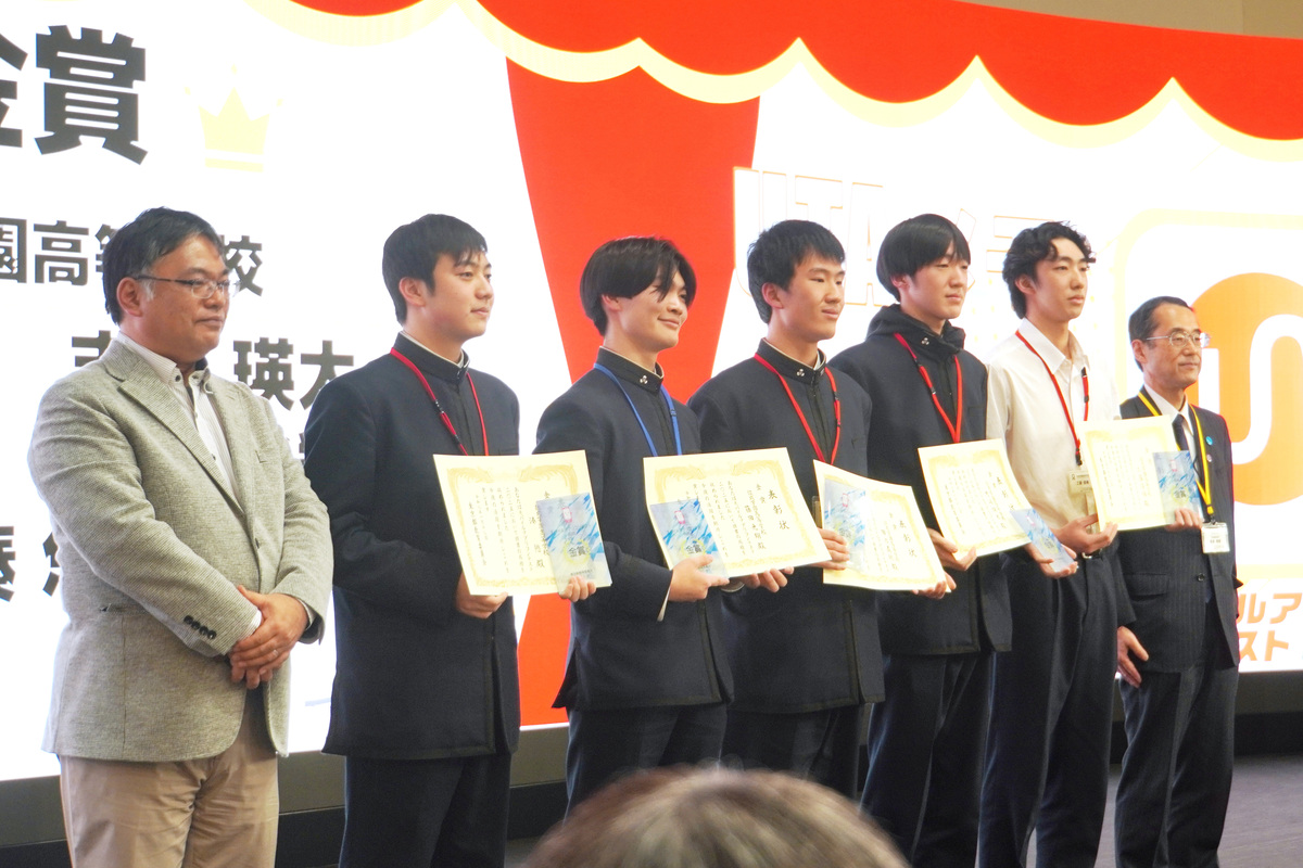 佼成学園高等学校のチーム「HOPE」（工藤優輔さん、志岐瑛太さん、田添義統さん、藤田光翔さん、湊悠さん）（中央5人）と、窓の杜編集長 鈴木光太郎氏（左）、東京都教育委員会 教育長 坂本雅彦氏（右）