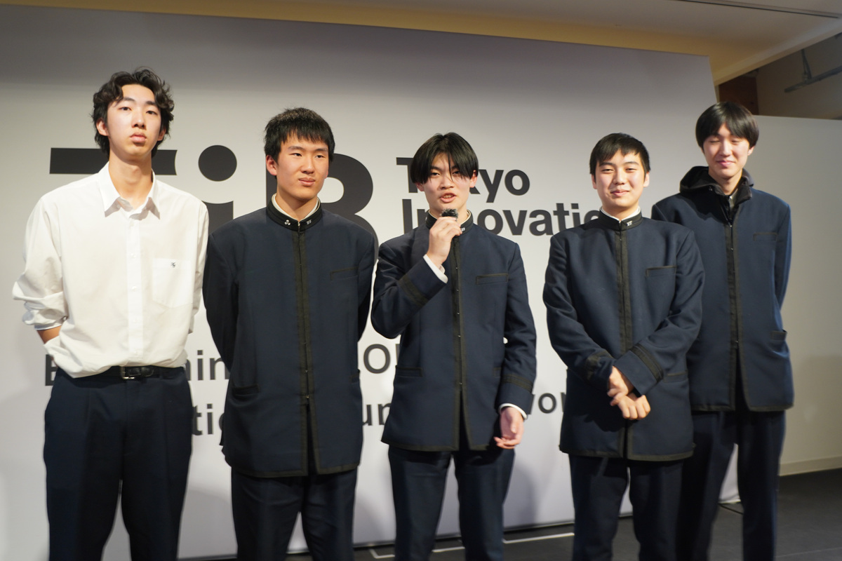 表彰式後の記者会見の5人