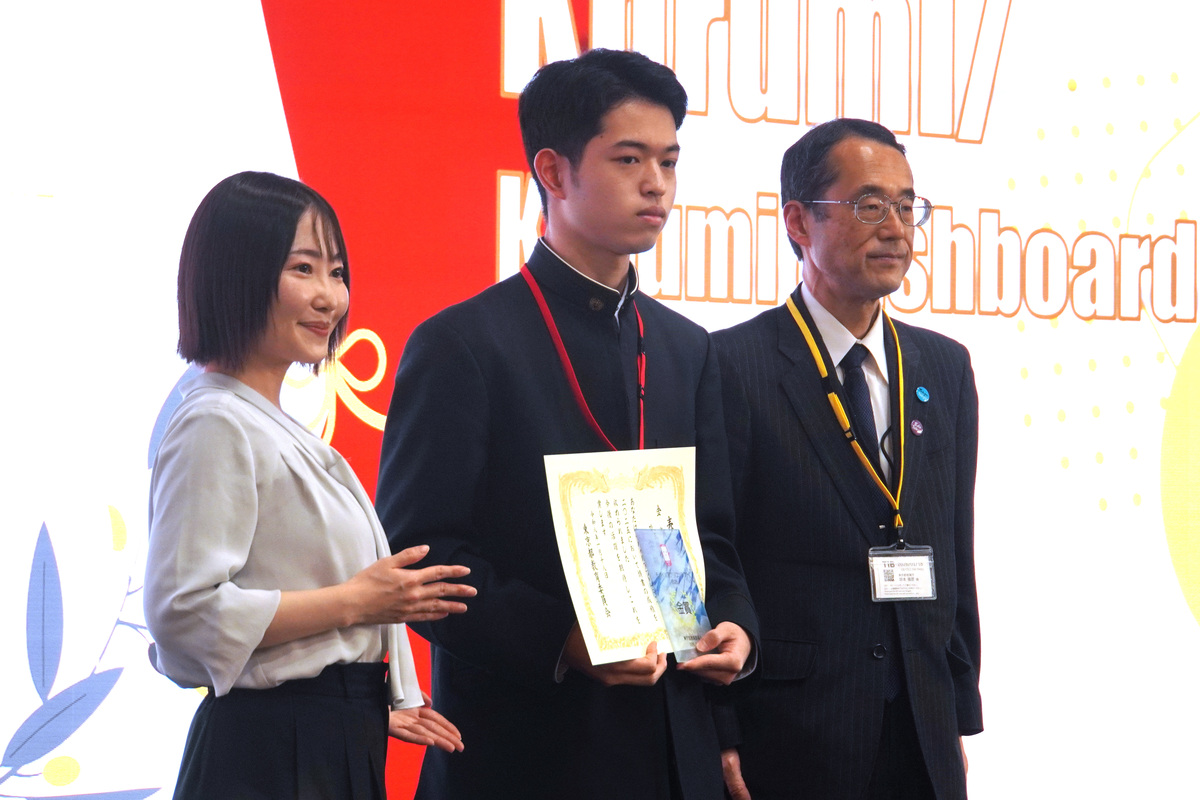 攻玉社高等学校の安部文悠さん（中央）と、審査員のエンジニアの千代田まどか氏（左）、東京都教育委員会 教育長 坂本雅彦氏（右）