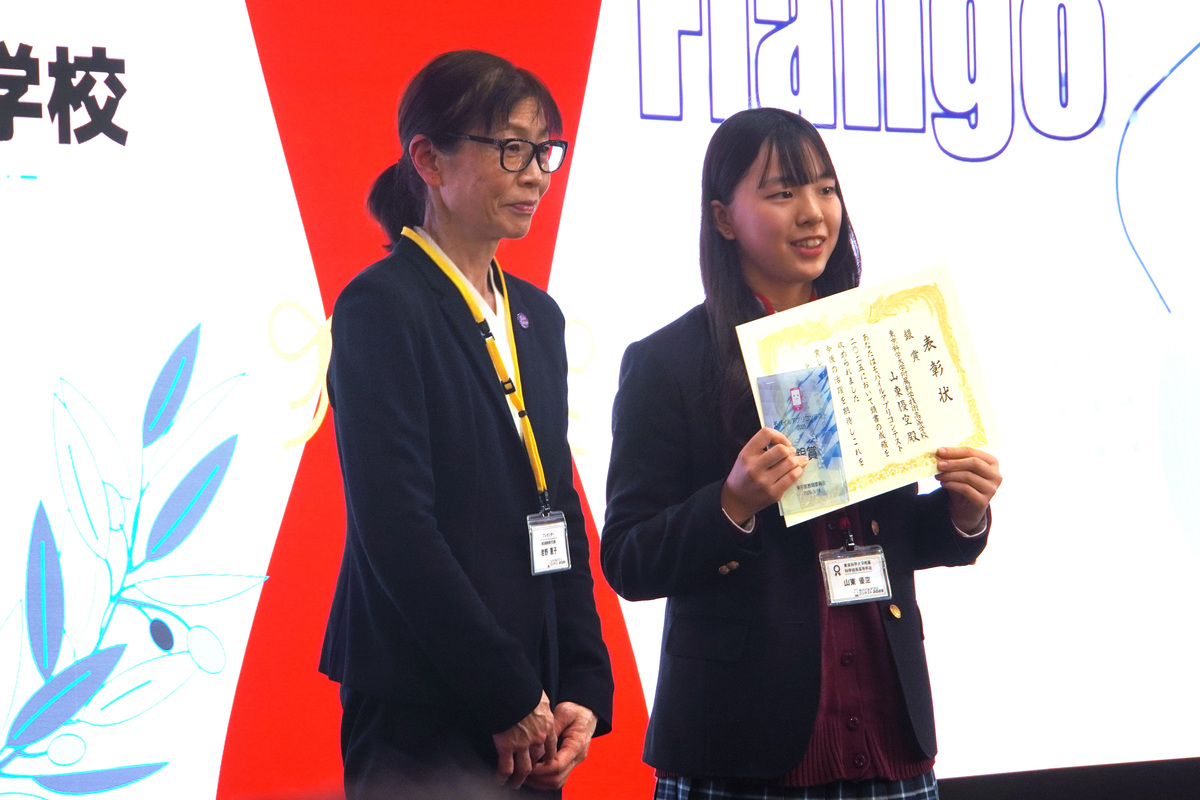 東京科学大学附属科学技術高等学校の山東優空さん（右）