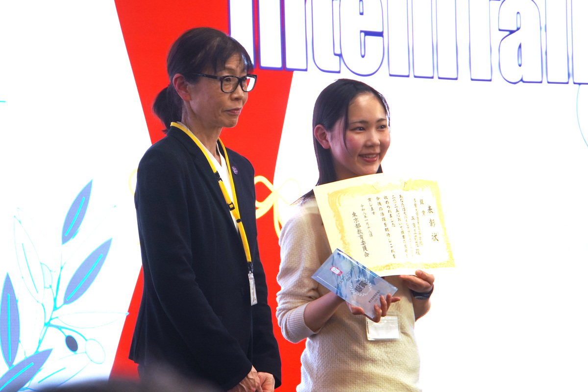 多摩大学目黒高等学校の平良真莉花さん（右）