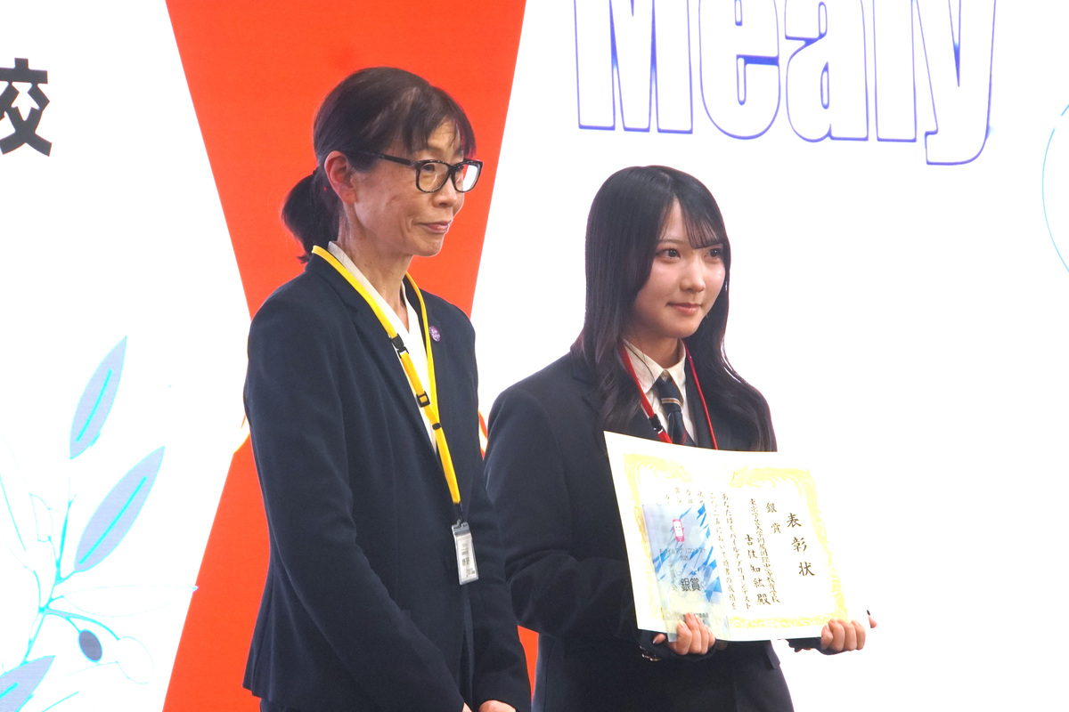 東京学芸大学附属国際中等教育学校の吉住知紘さん（右）