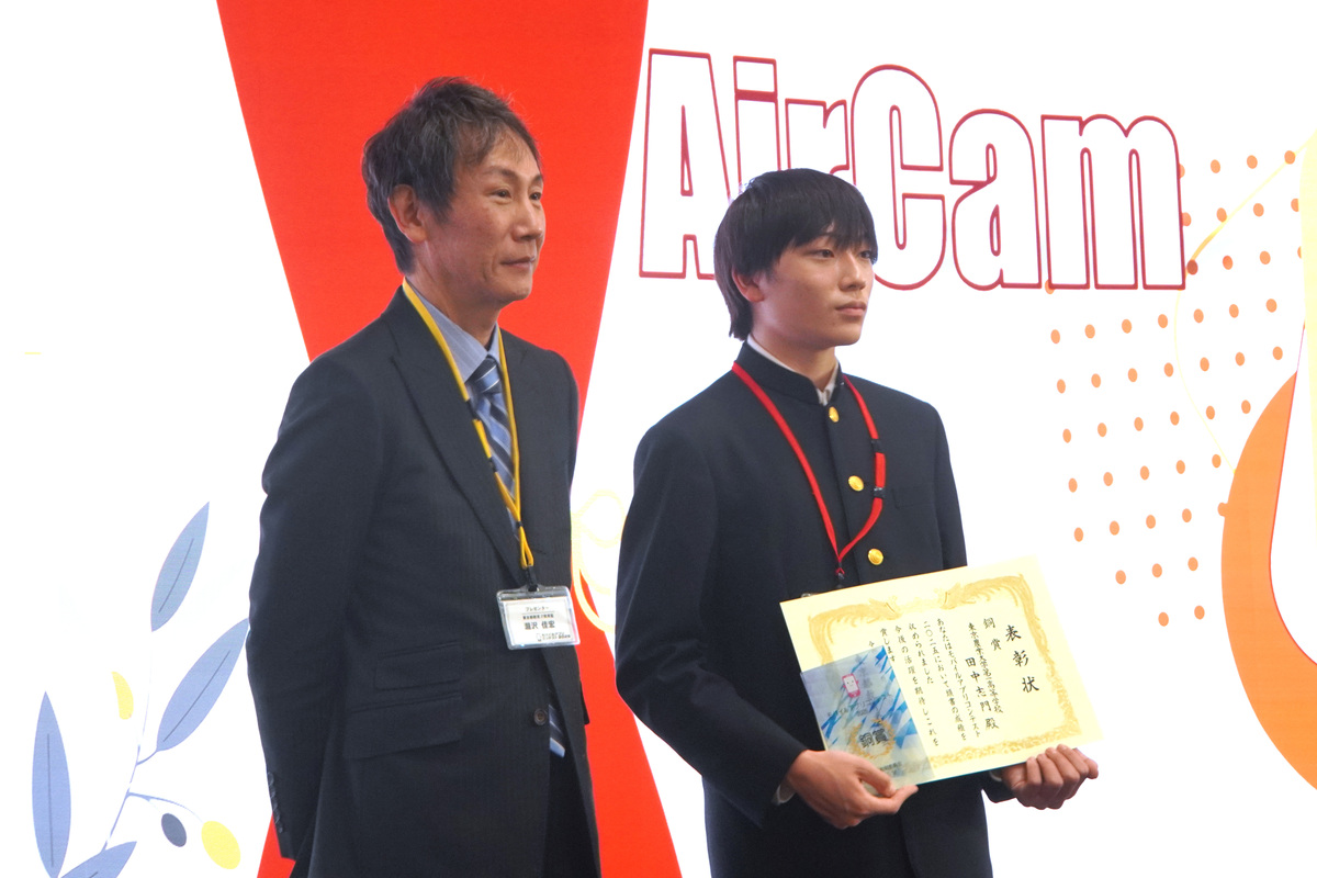 東京農業大学第一高等学校の田中志門さん（右）