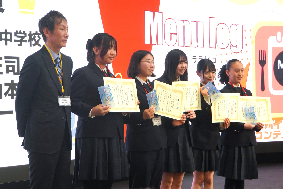 トキワ松学園中学校のチーム「ララピコ」（榊原由万さん、庄司琉香さん、深澤未来実さん、山本あおさん、劉千一さん）（右5人）