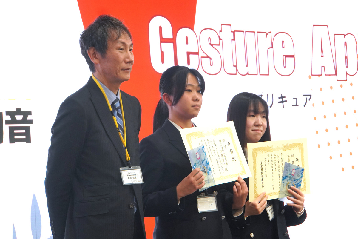 駒込学園駒込高等学校のチーム「プリキュア」（伊藤智咲さん、長谷川絢音さん。山本珠寧さんは欠席）（右2人）