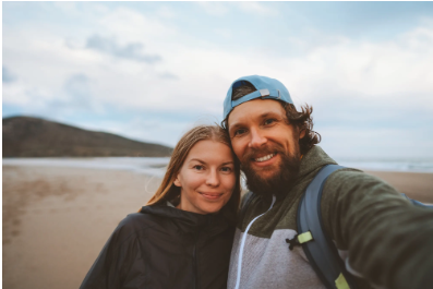 写真を参考にロマンス映画風のポスターを生成した例