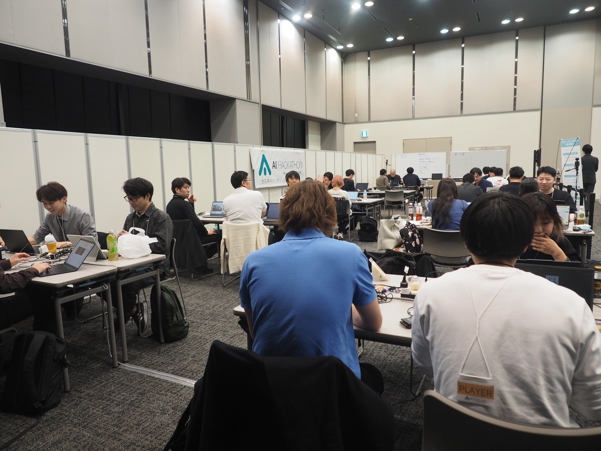 前回の決勝戦の様子。プログラミング経験の有無にかかわらず、様々な参加者が参加していた。