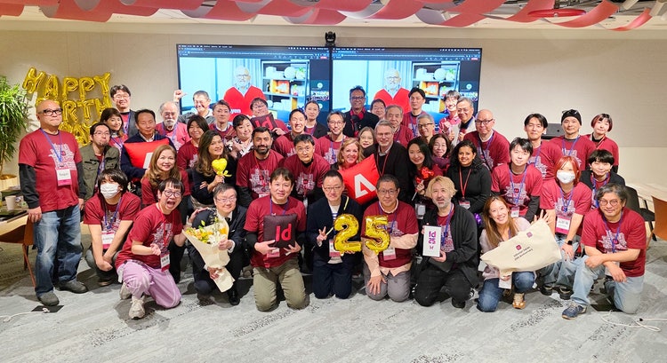 「InDesign 25周年記念オンラインイベント」のパブリックビューイング会場に集まったメンバーとの記念写真