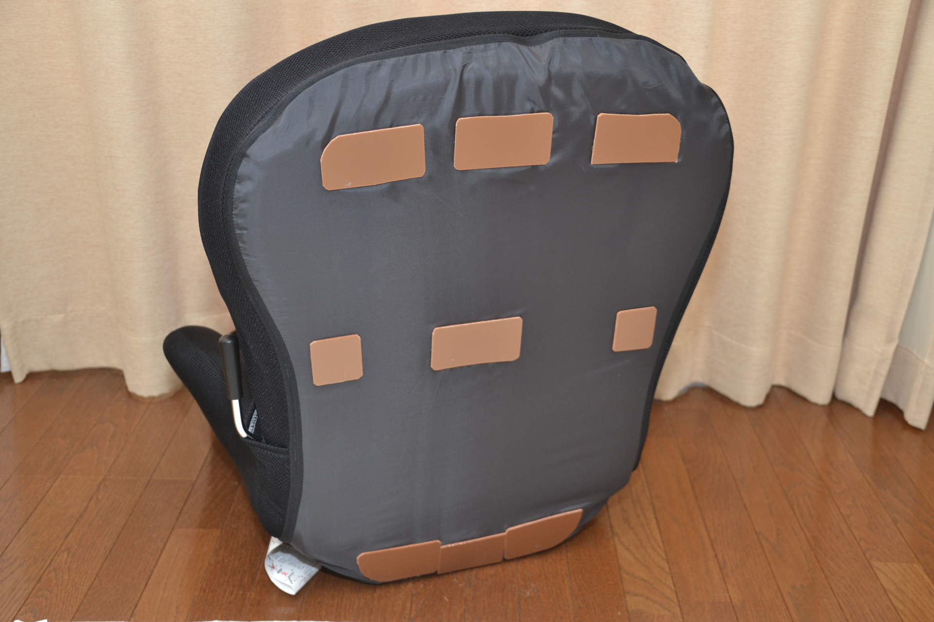 底面のパイプ部分に滑りを良くするパッドを貼り付け