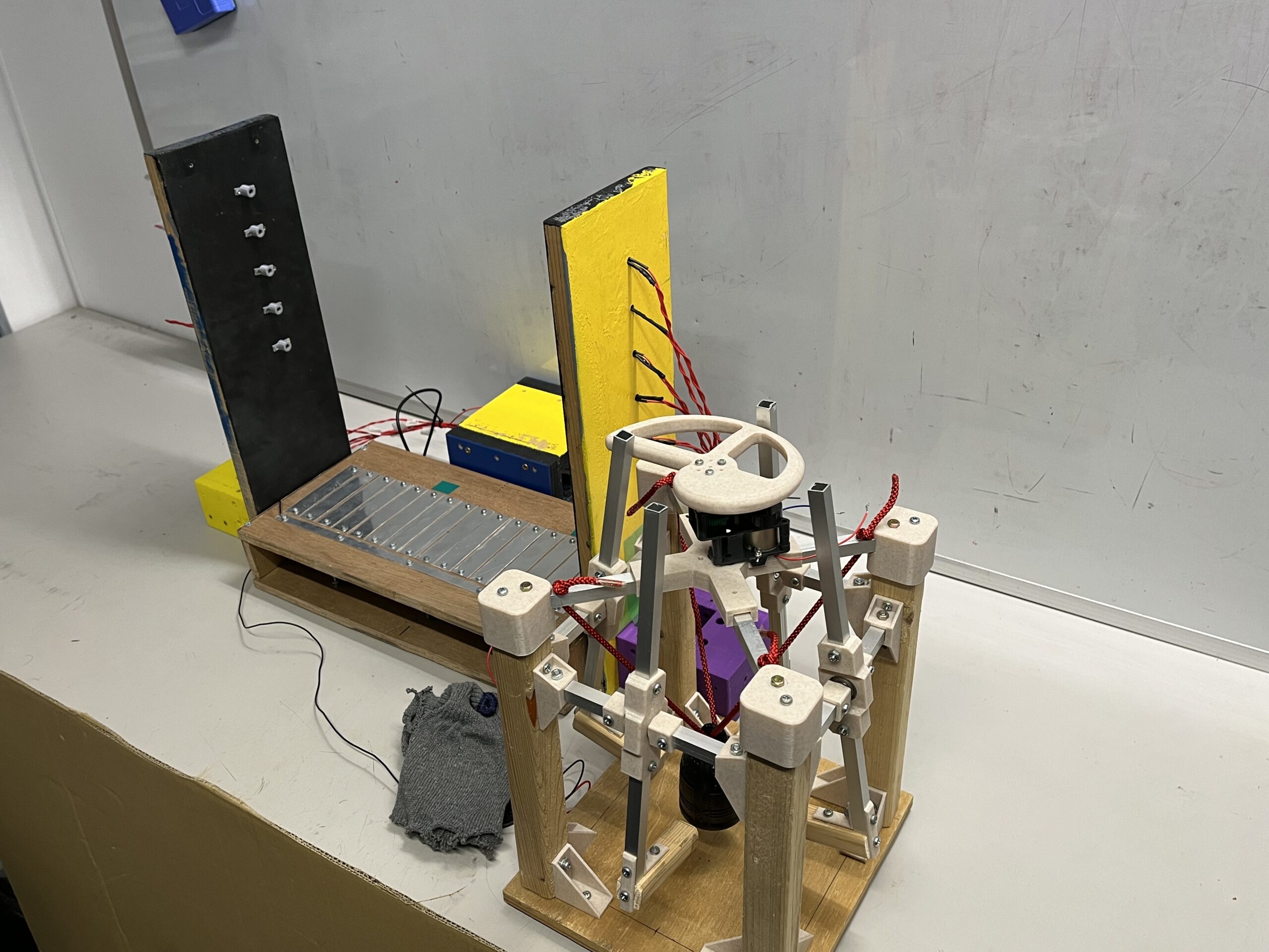 「関西大学誰も定時で帰れない会（DTK）」は、シンプルな構成で鐘をたたく「煩悩を祓う除夜の鐘」